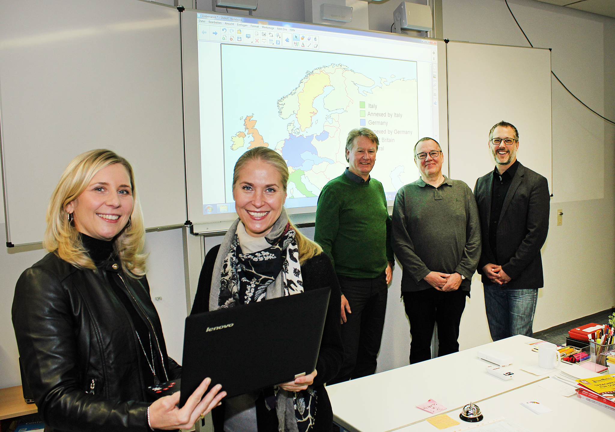 Jessica Rausch von der städtischen EDV stellt gemeinsam mit Bürgermeisterin Dr. Katja Strauss-Köster und Beigeordneten Dieter Joachimi sowie Bernd Große Ruyken (EDV) und Friedrich-Harkort-Schulleiter Andreas Joksch die interaktiven Tafeln vor.