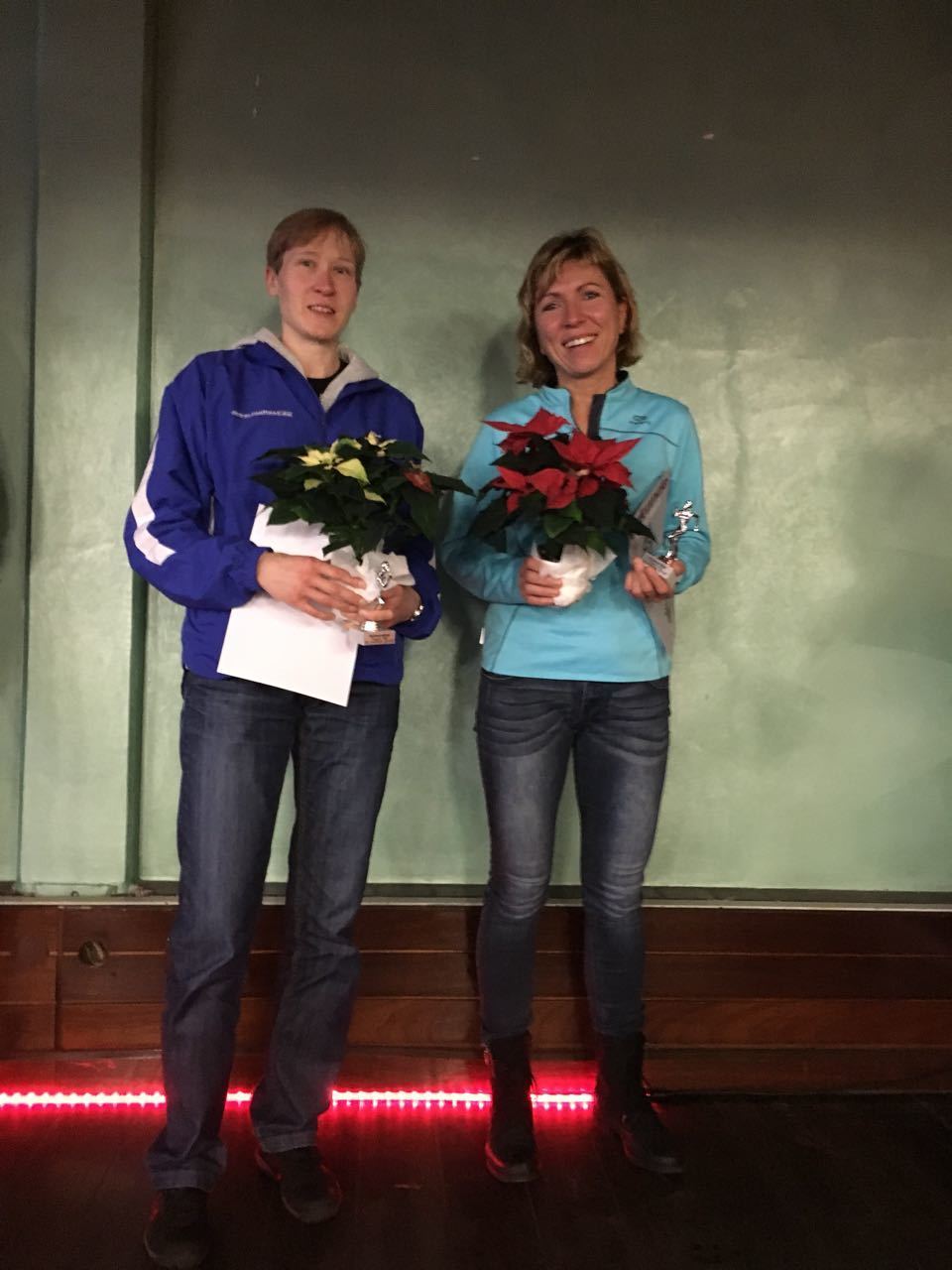 Karina Sauer (l.) und Katharina Jaworek gewannen in Bertlich ihre Altersklassen im Halbmarathon und wurden Kreismeisterinnen.