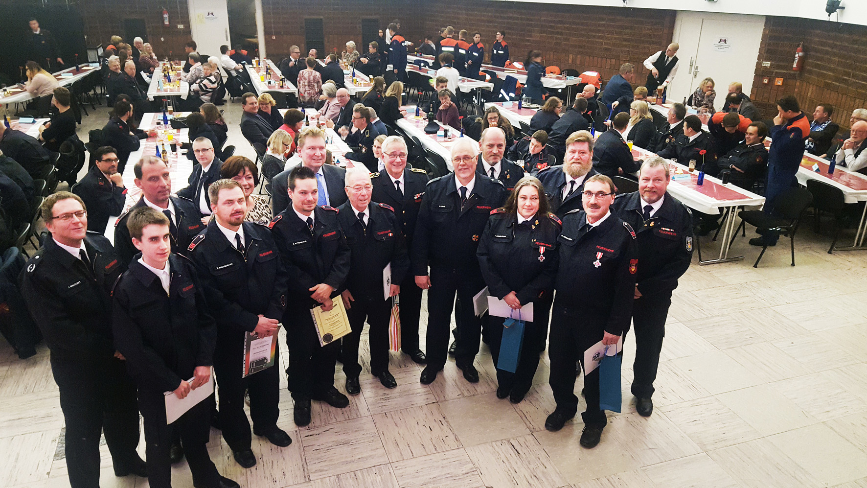 Die geehrten Kameraden der Feuerwehr Wetter mit dem Kreisbrandmeister und dem Bürgermeister.