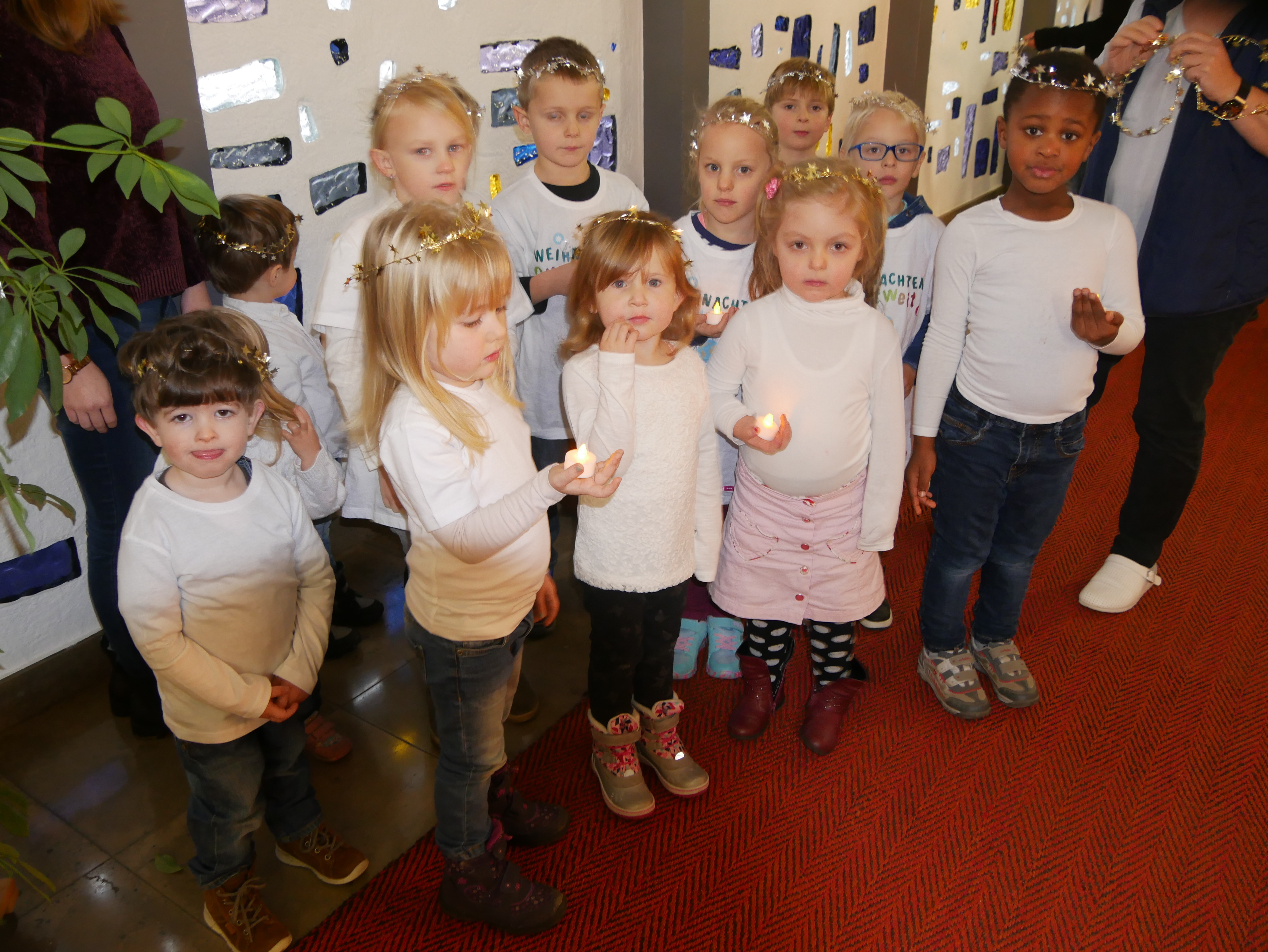 Gleich geht es los - Lichter werden angezündet. Die Besucher sind mindestens so aufgeregt wie die Kinder. Foto: Schattberg