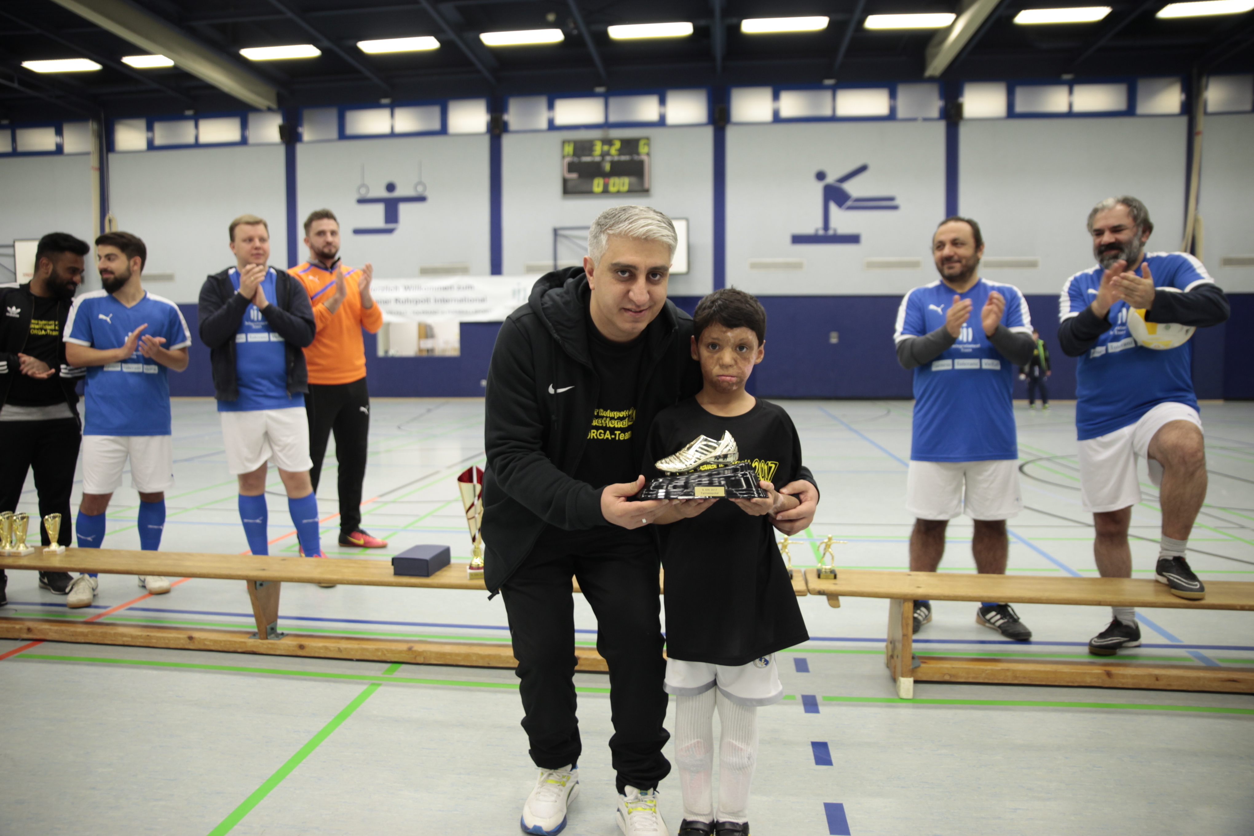 Besondere Ehrung: Der achtjährige Abdalla Al Saleh kämpfte sich nach einem Bombenangriff durch den Sport zurück ins Leben.