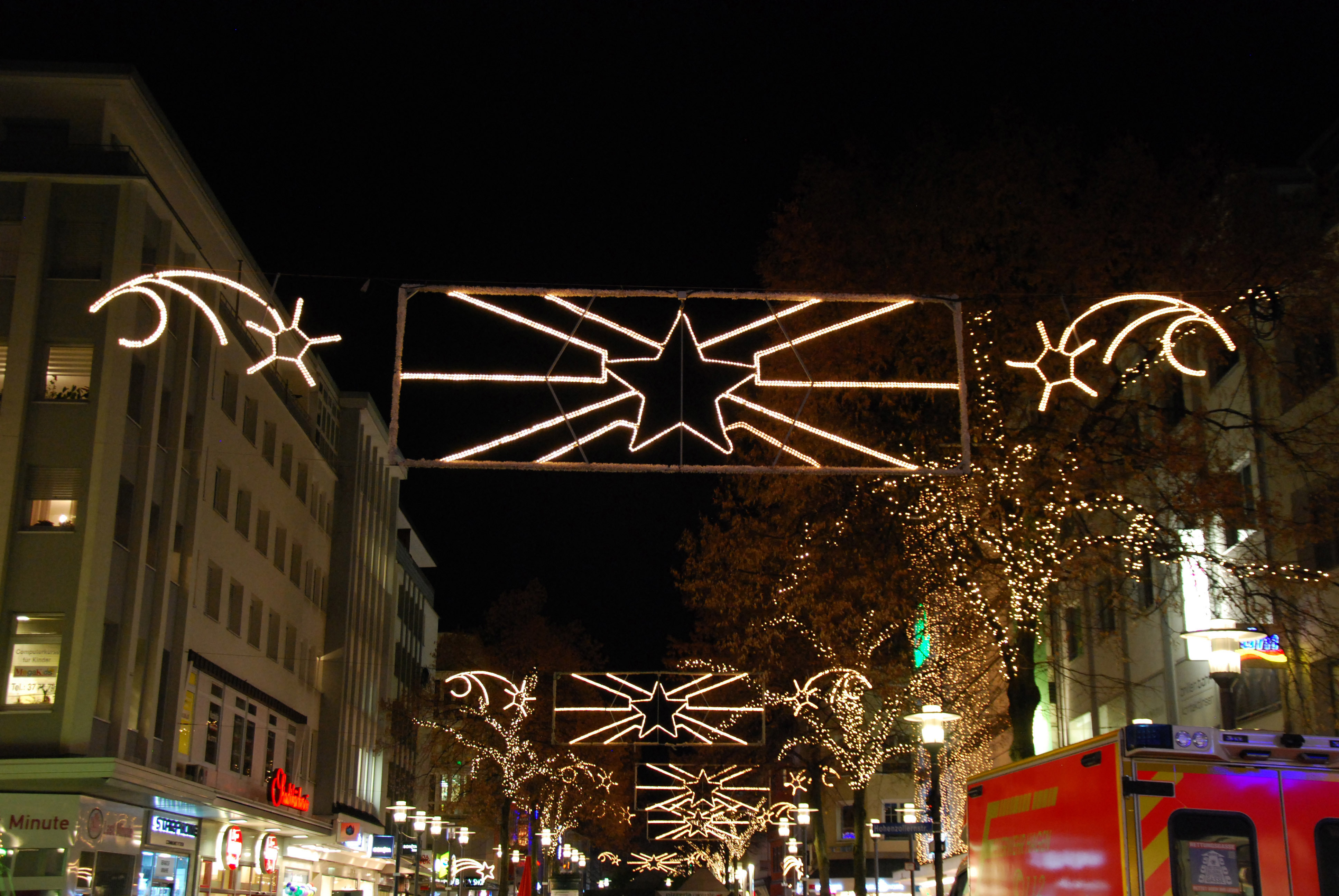 Die festlich beleuchtete Elberfelder Straße lädt am Sonntag zum Shoppen ein.