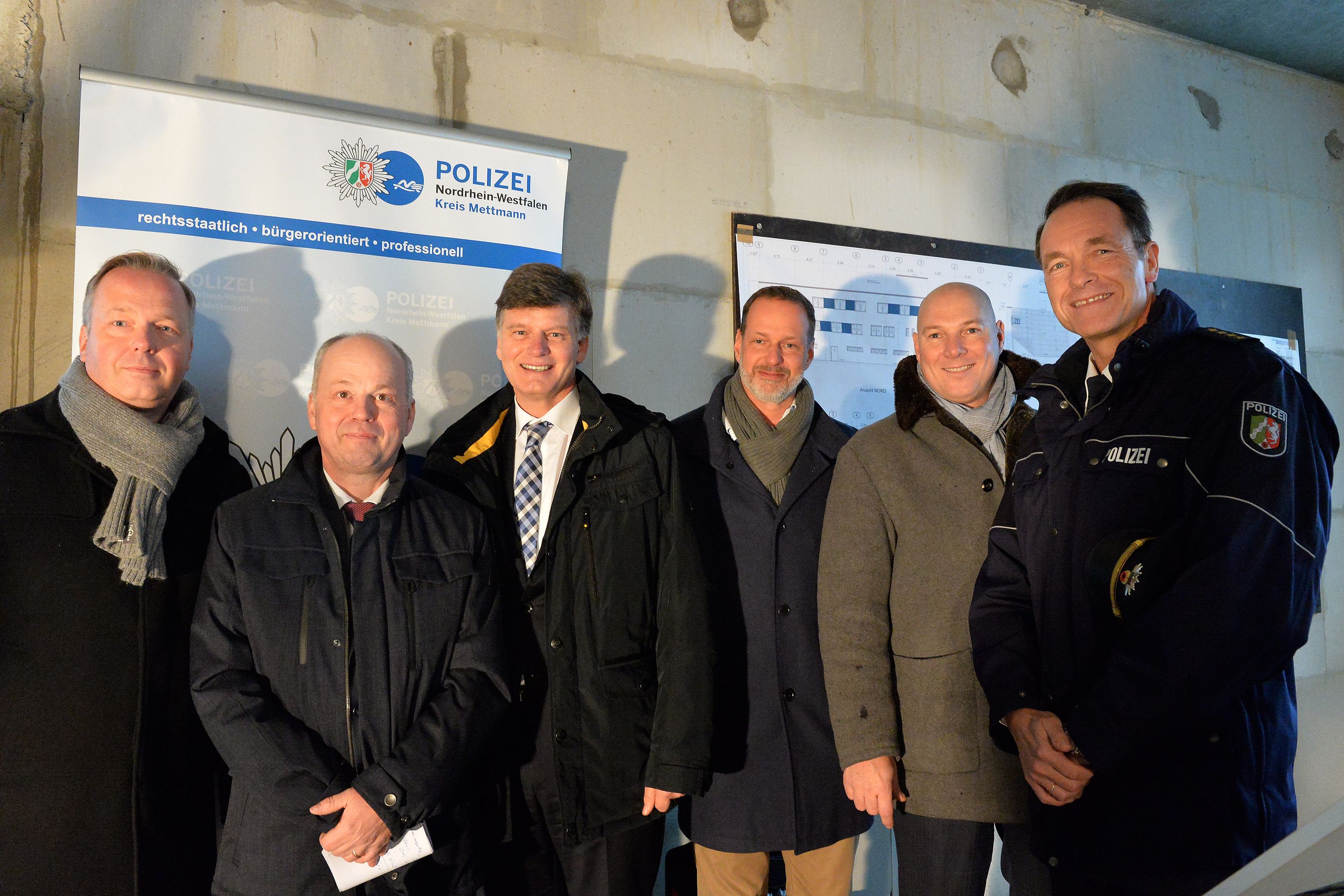 Freuen sich auf die neue Polizeidienststelle (v.l.): Architekt Jörn Hecker, Dr. Klaus Schönenbroicher aus dem Innenministerium, Kreisdirektor Martin Richter, Architekt Jens Hecker, Bürgermeister Dirk Lukrafka und der Leitende Polizeidirektor Michael Schemke. Foto: Bangert