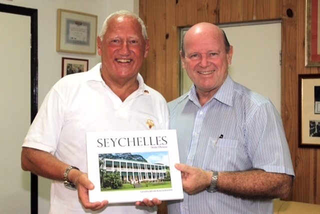 Dr. Rolf Herpens (links) neben Alain St. Ange, ehemaliger Tourismus-Minister der Seychellen.