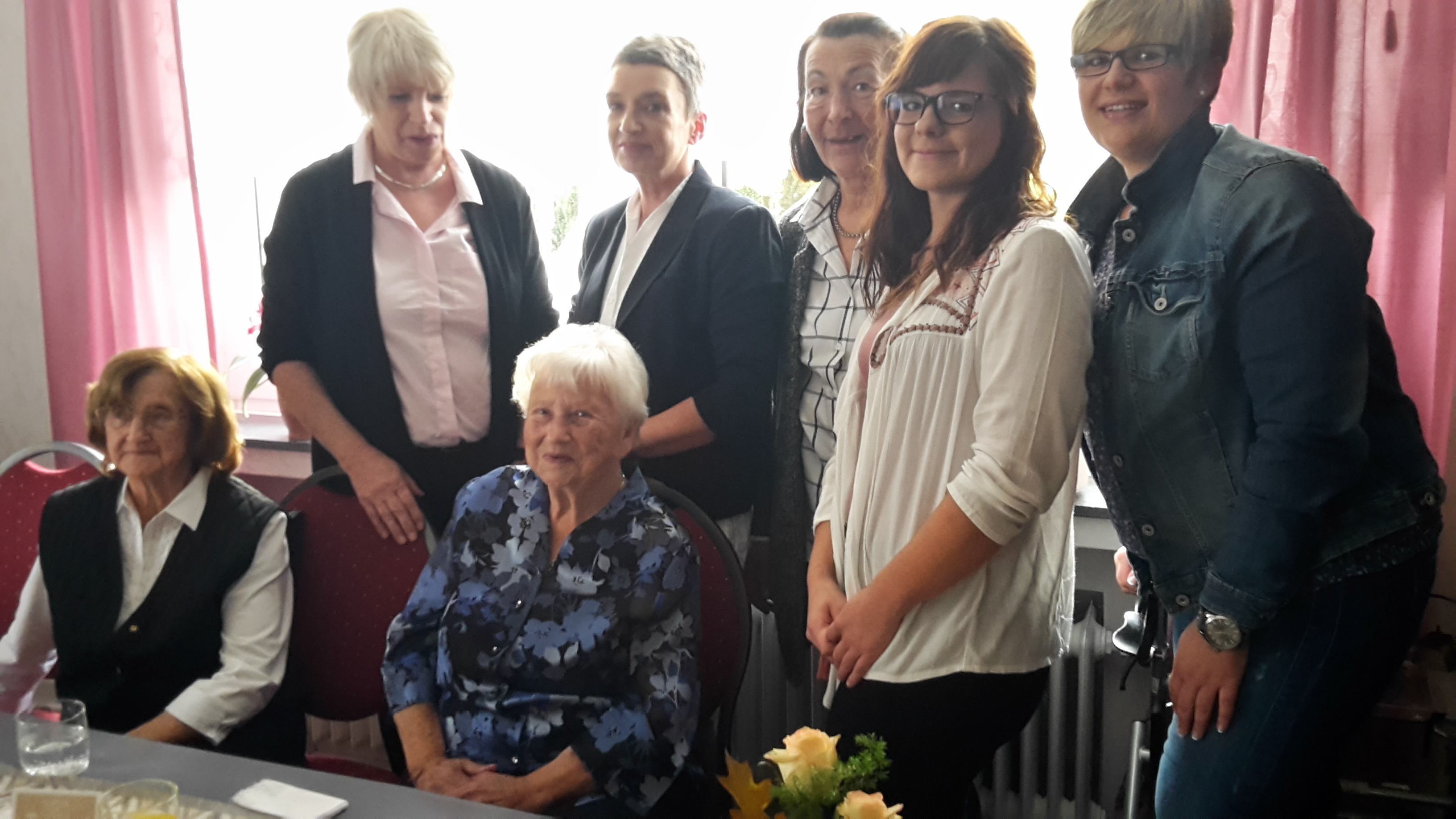 Maria Hermse (Mitte sitzend) feiert ihren 95. Geburtstag, zu dem sie auch ihre Caritas-Pflegekräfte eingeladen hatte. Stehend von links: Hilde Stevens, Susanne Doll, Ute Rogalla-Schulz, Ivana und Jenny Wilmsen.
