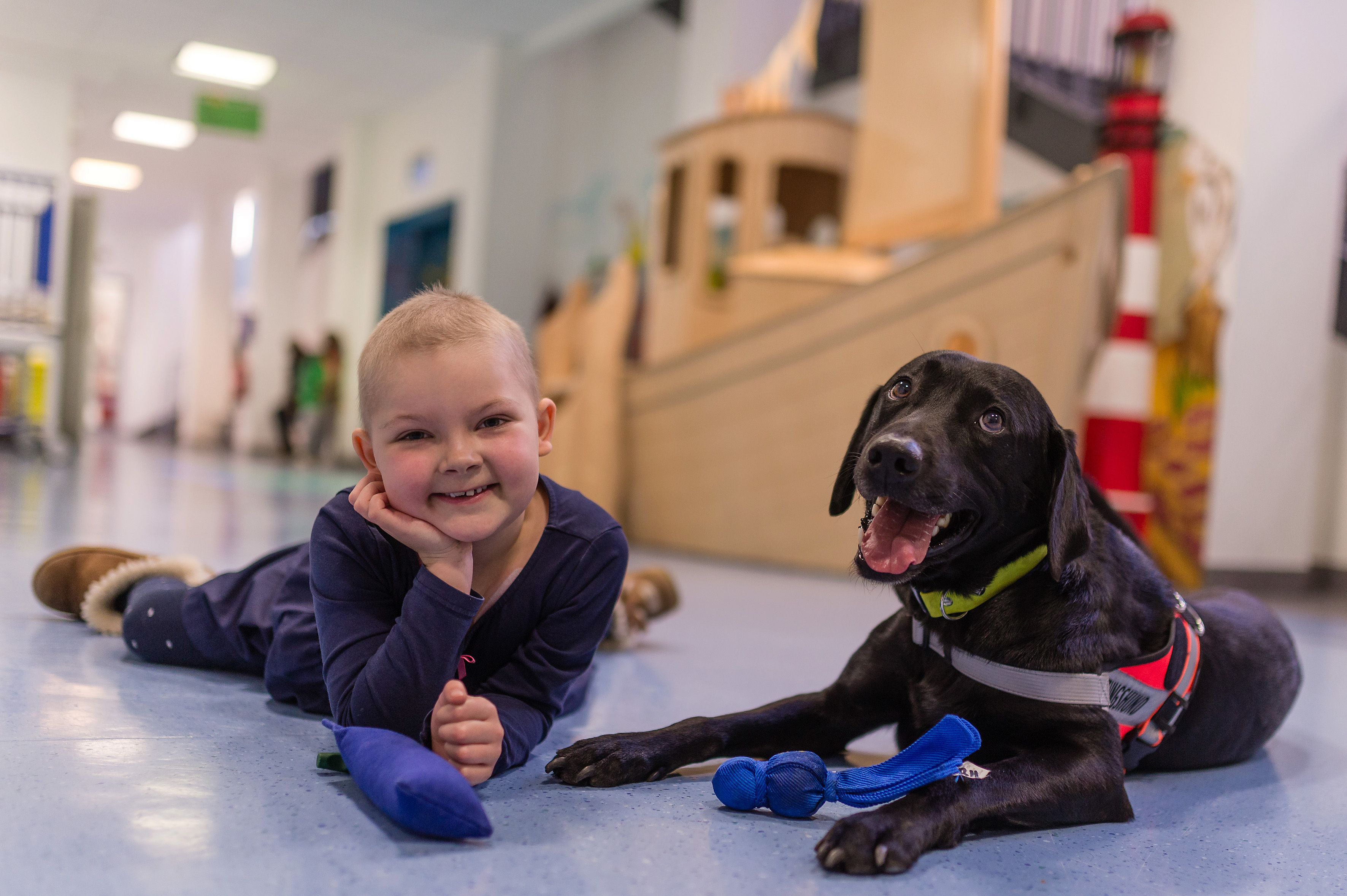 Romy freut sich über die Besuche von Therapiehund Hannibal in der Kinderklinik des Universitätsklinikums Essen.