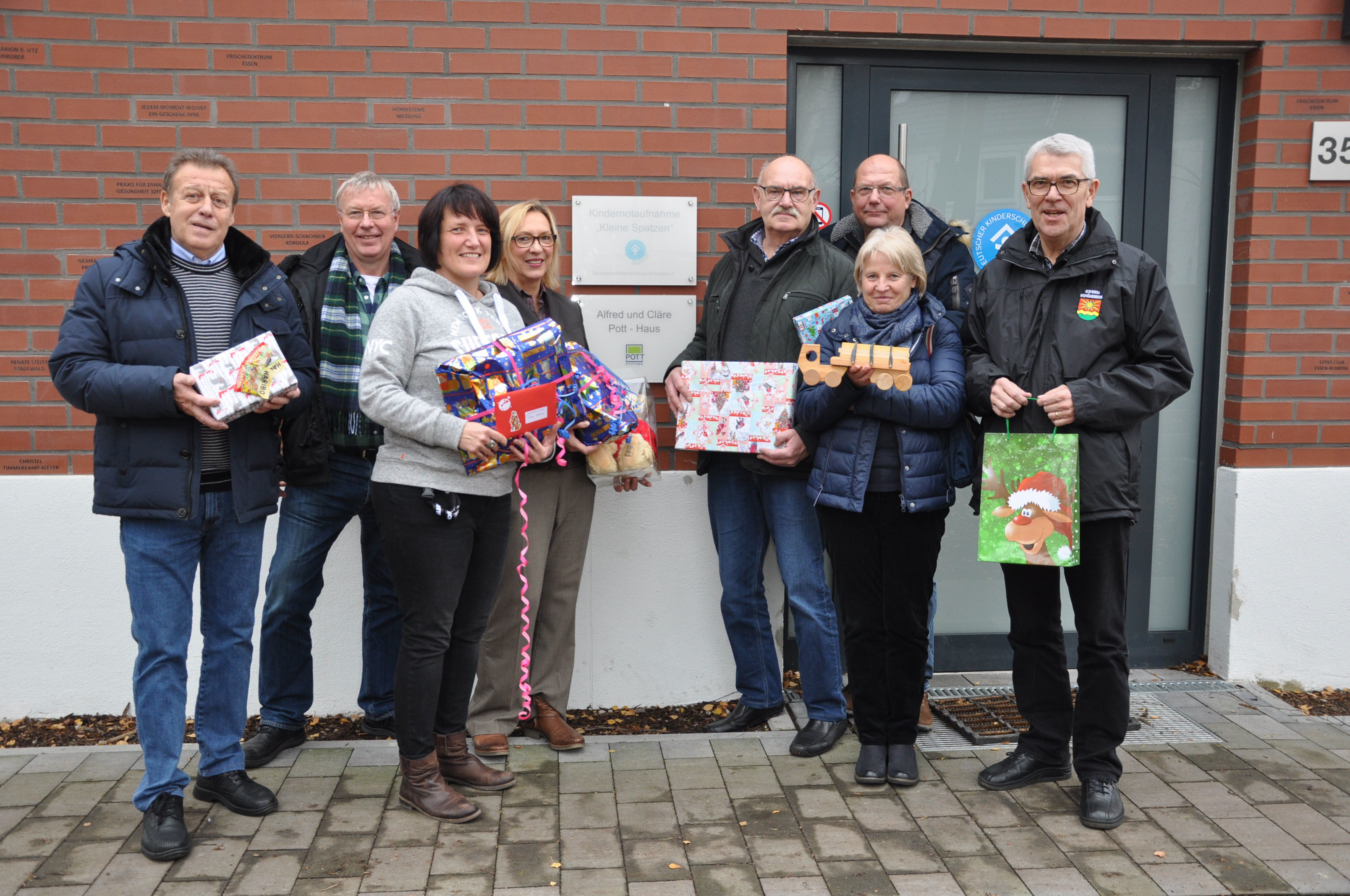Die Vertreter von BVV und Bergbaukolonie Schönebeck sowie des SPD Ortsvereins Bedingrade Schönebeck brachten die Päckchen und Spenden in dieser Woche persönlich zu den kleinen Spatzen nach Bergeborbeck.