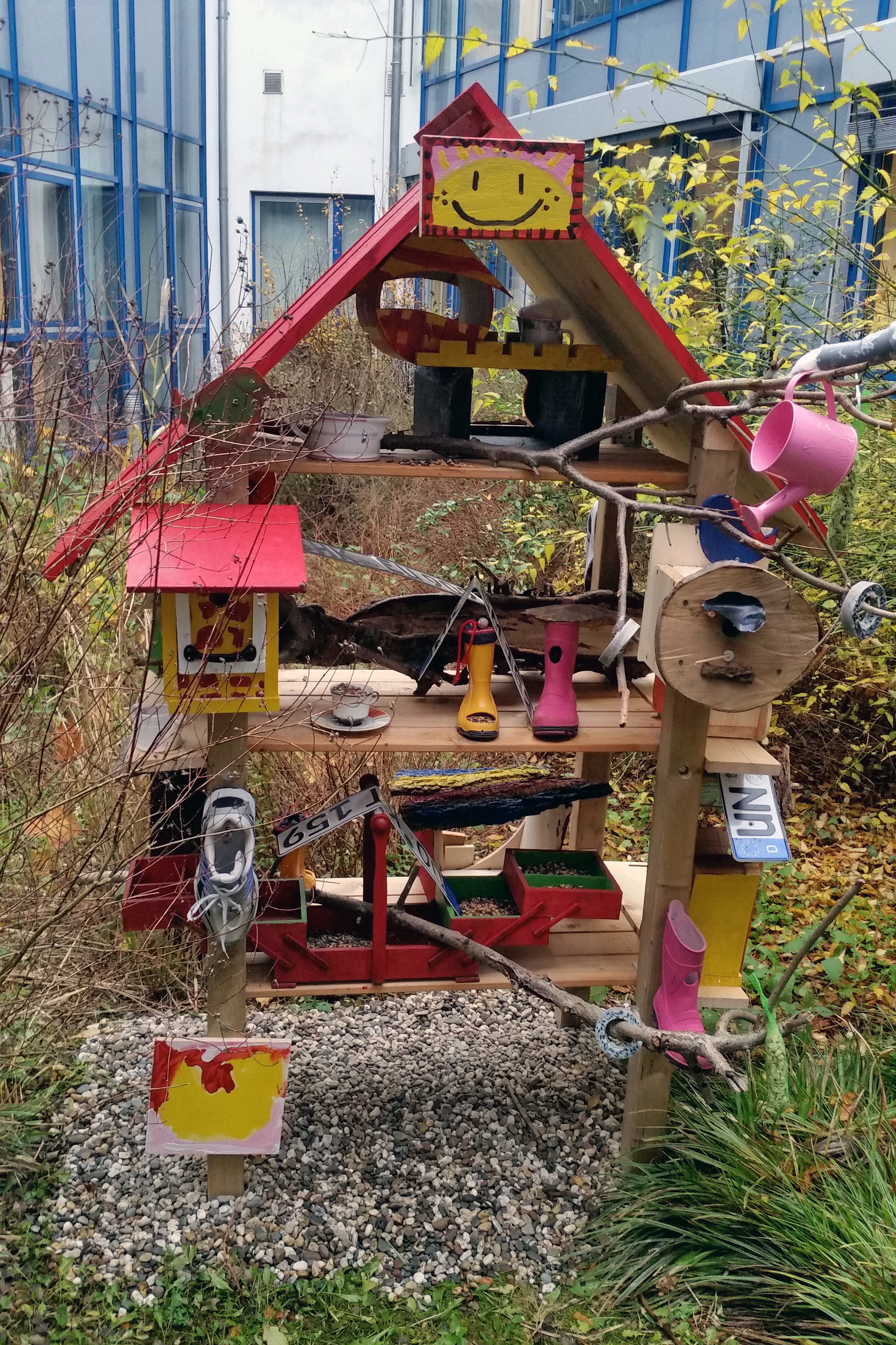 Buntes Vogelhaus ziert den Innenhof des zib