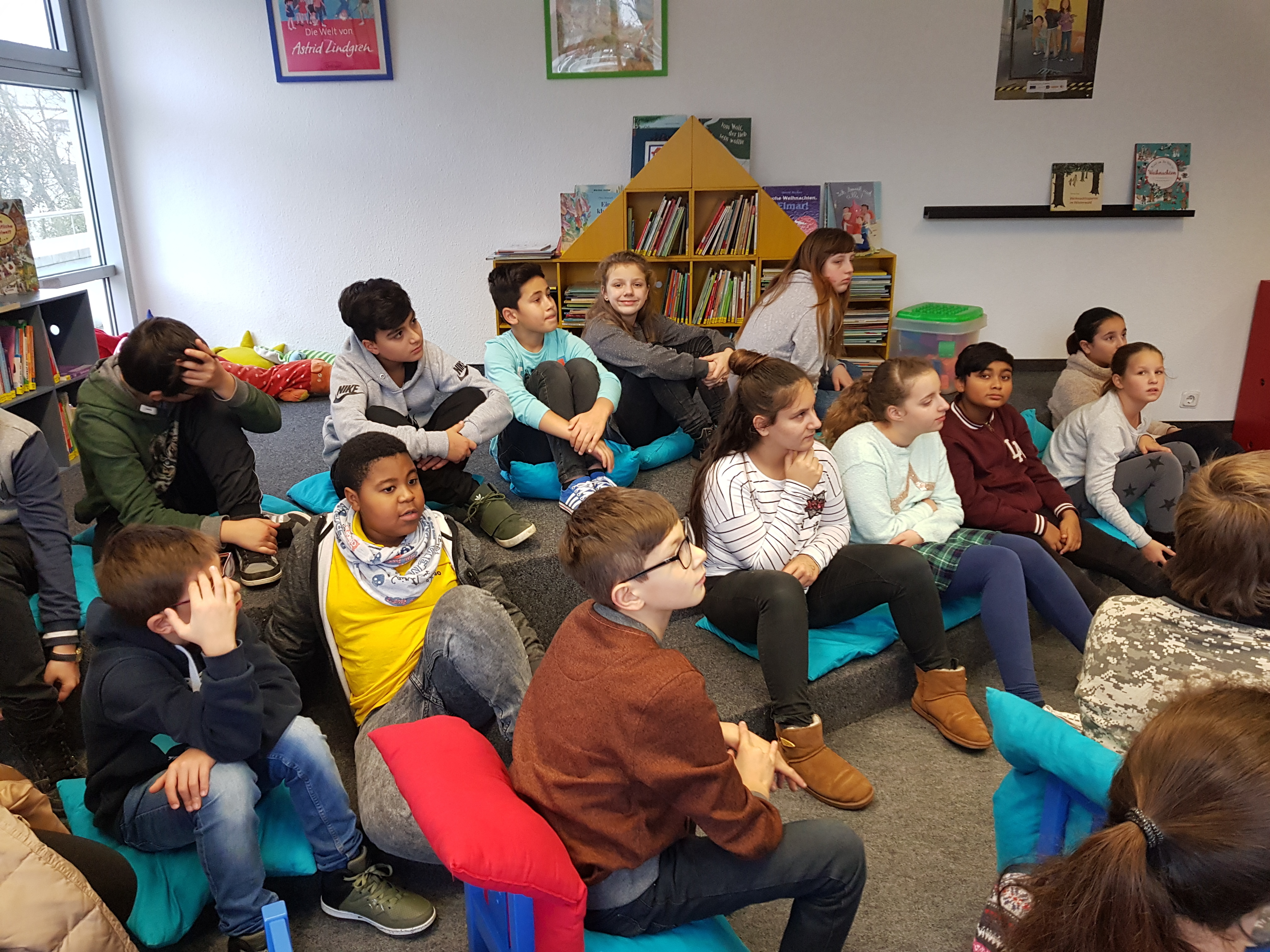 Alle 6. Klassen der Willy-Brandt-Gesamtschule Bergkamen besuchten vergangene Woche die Stadtbibliothek in Bergkamen. ^Foto: Jürgens