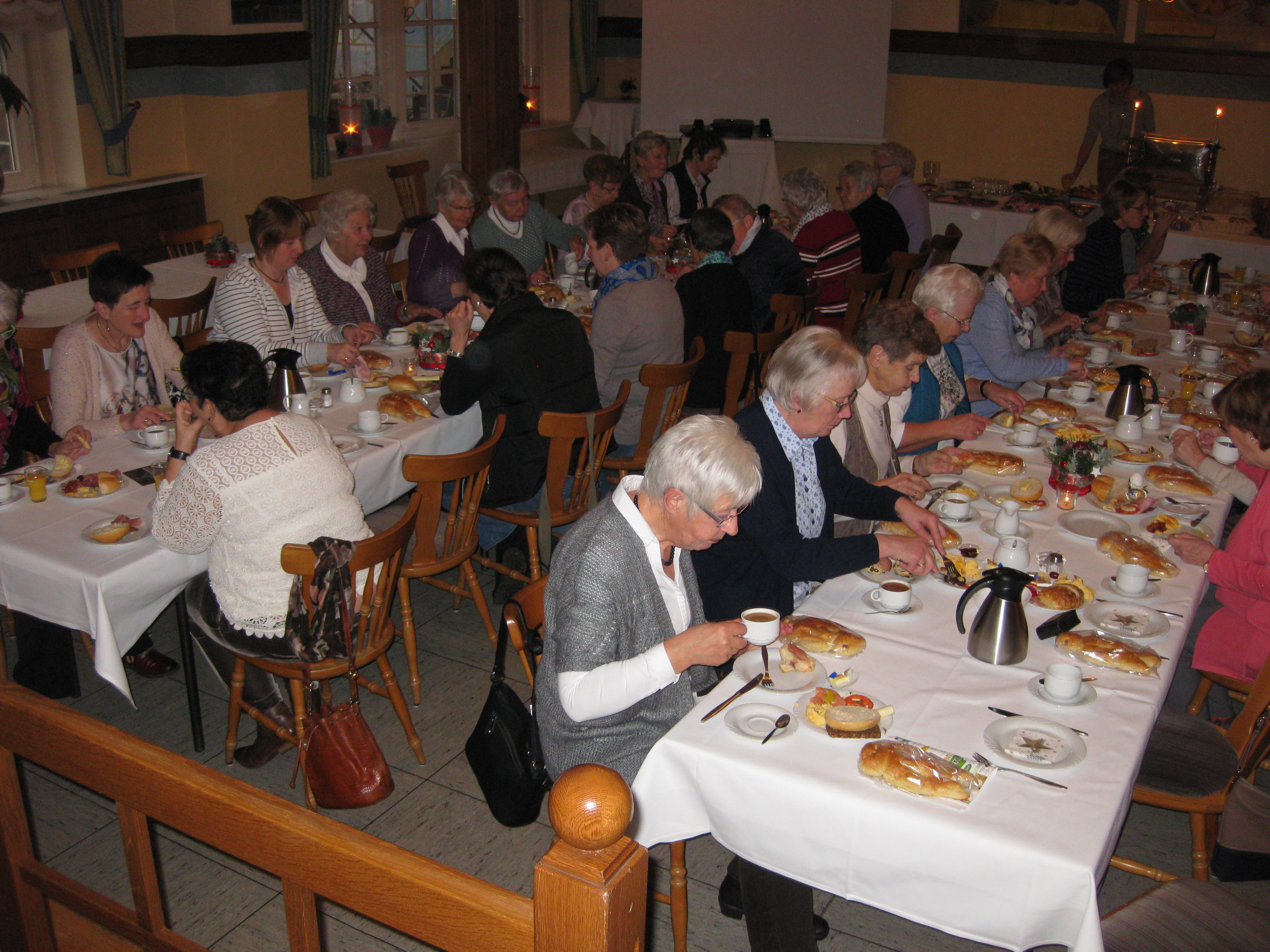 Die Rhader Landfrauen genossen das gemütliche Beisammensein beim traditionellen Adventsfrühstück.
