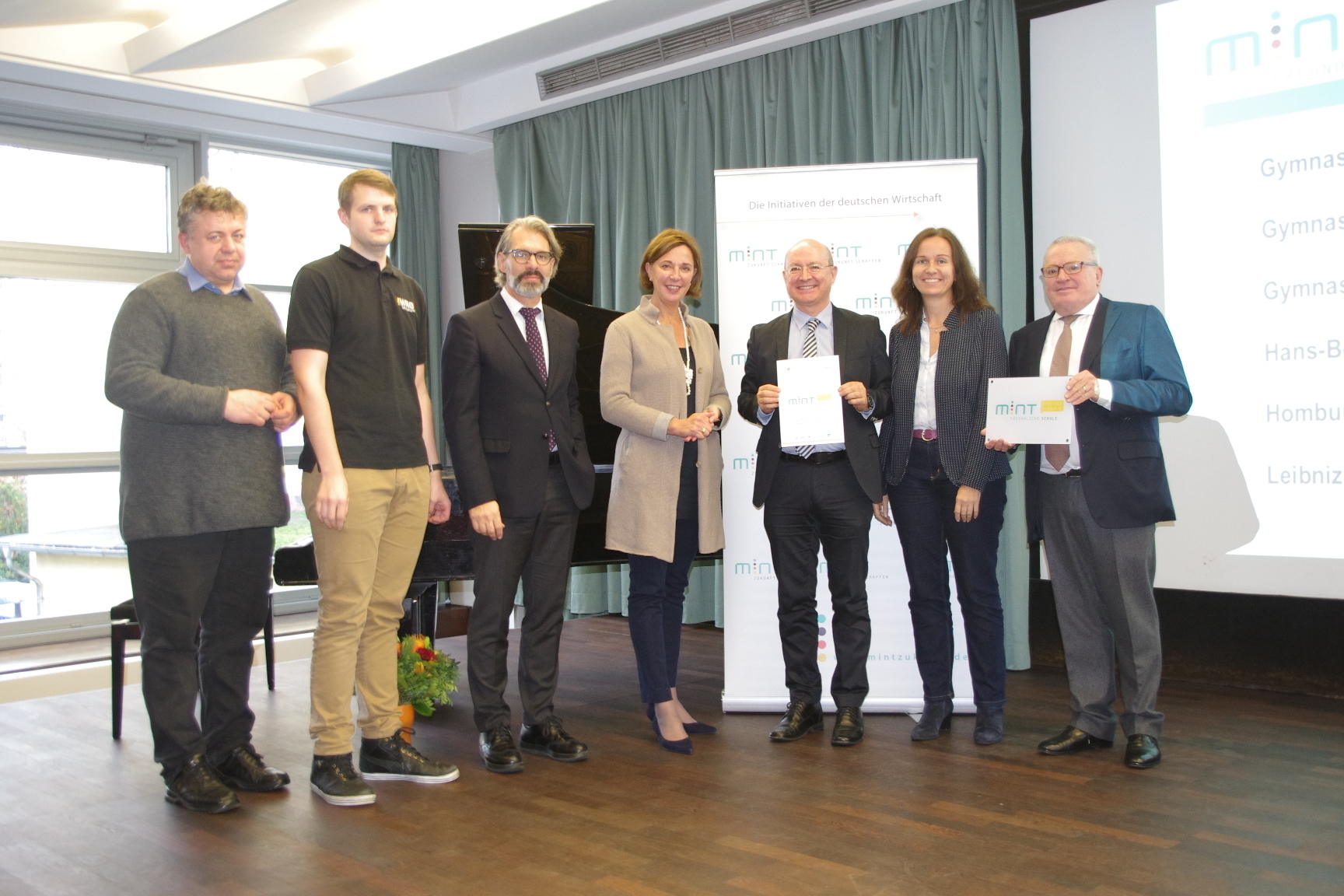 Auf dem Bild v.l.n.r.: Marius Galuschka, Christiani; Markus Fleige, WRO; Thomas Michel, DLGI; Ministerin Yvonne Gebauer; Wolfgang Großer, Schulleiter HBBK; Dr. Anke Siebrecht, MINT-Beauftragte HBBK; Thomas Sattelberger, MINT Zukunft schaffen.