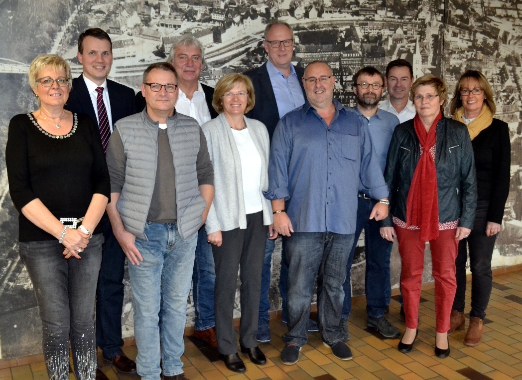 Die geehrten Mitarbeiter der Stadt Dorsten v.l.n.r.: Marita Ordowski (40 Jahre/ Jugendamt), Bürgermeister Tobias Stockhoff, Martin Brändel (25 Jahre/ EBD), Rainer Ihling (40 Jahre/ EBD), Rita Dinkler (25 Jahre/ Jugendamt), Thomas Pohlmann (25 Jahre/ Tiefbauamt), Andreas Rutta (25 Jahre/ EBD), Albert Brinkmann (25 Jahre/ Bauordnungsamt), Michael Maiß (25 Jahre/ Sportkoordinator), Annegret Glaser (Verabschiedung/ Ordnungsamt) und PR-Vorsitzende Waltraud Hadick.