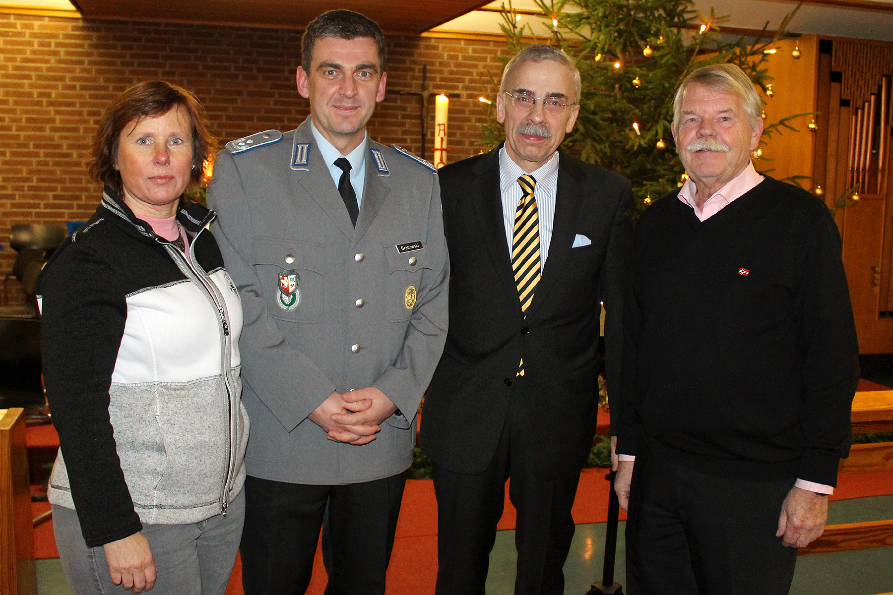 Angelika Stecker (Schatzmeisterin Freundeskreis), Oberstleutnant i.G. Jens Grabowski (Kommandeur Versorgungsbataillon 7), Friedrich Schulte-Märter (Vorsitzender des Freundeskreises) und Egon Scheiba (Freundeskreis)