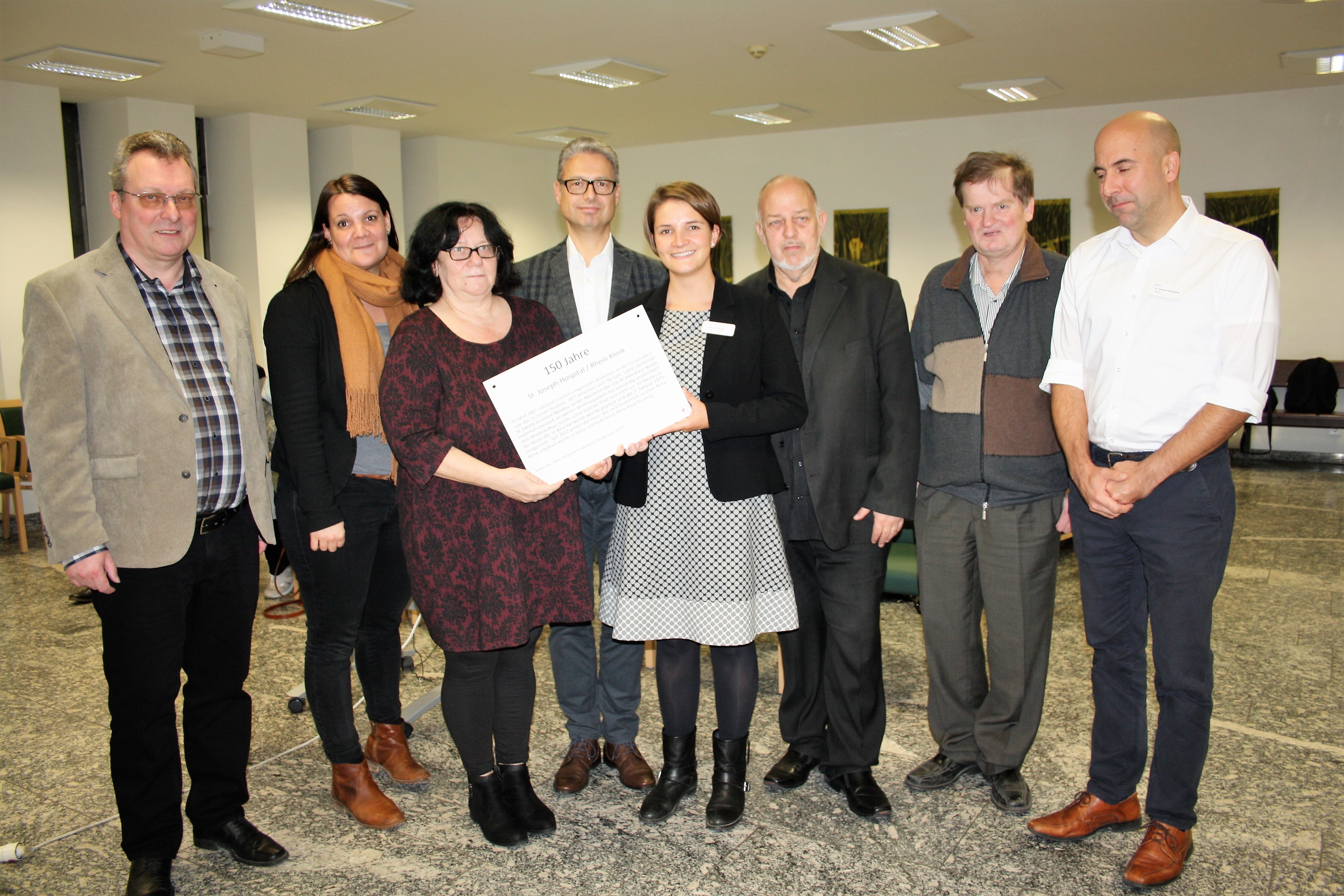 Sie sind stolz auf die Gedenktafel: Heinz Pischke, Pflegedirektorin Carolina Karioth, Petra Hülswitt, Dr. Thomas Zeile, Claudia Meßthaler, Harald Molder, Reinhold Stausberg und Dr. Andreas Hachenberg (v.l.).
Foto: Reiner Terhorst