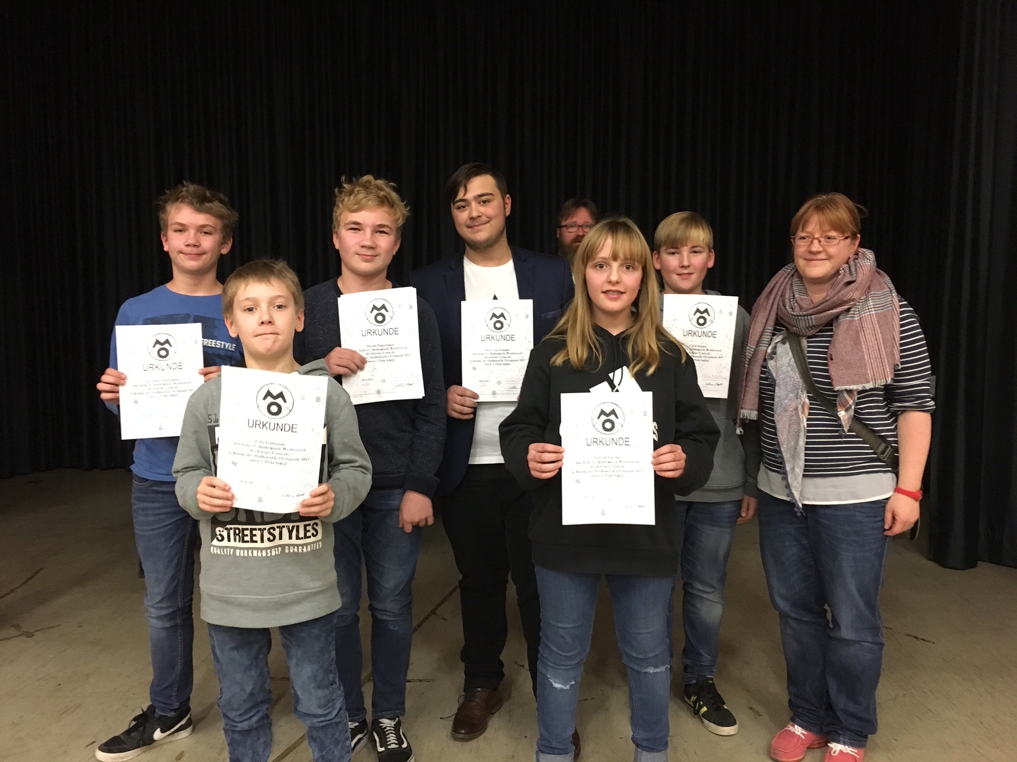 Die erfolgreichen „Mathe-Olympioniken“ in Begleitung von Mathe-Lehrerin Frau Wohlers (v.l.): Alexander Poggemann, Felix Feldmann, Maxim Poggemann, Mert-Can Özdemir, Hannah Faerber und Chris Koppe. Foto: Reschke/SGB