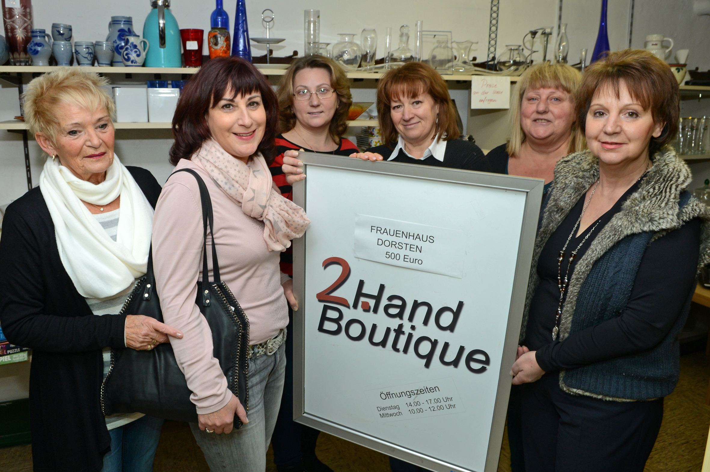 Die ehrenamtliche Mitarbeiterin des Dorstener Frauenhauses (2.v.l.) freut sich über die Spende Second-Hand-Boutique der evangelischen Kirchengemeinde Hervest-Wulfen. Verena Rentmeister (rechts) übergibt das Geld zusammen mit ihren Mitarbeiterinnen.