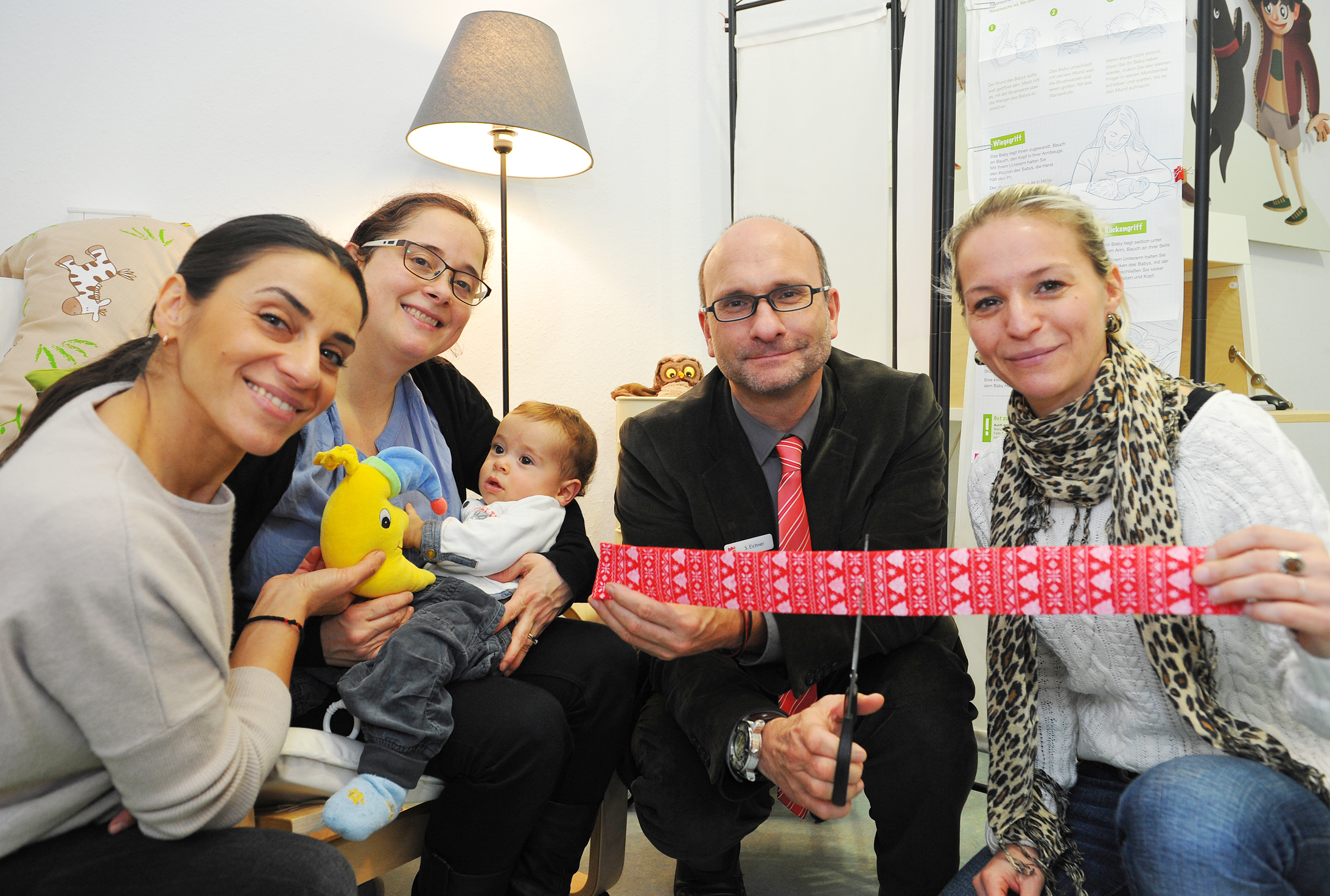 Ruhe für Babys und ihre Eltern: Kalliopi Gialama, Netzwerkkoordinatorin für die Frühen Hilfen Hilden (l.), Sozialdezernent Sönke Eichner und Wibke Paas, Teamleitung Familienbüro Stellwerk, stellten den neuen Stillraum vor. Auch Claudia Petrini mit lovenzo, 8 Monate alt, freut sich über das neue Angebot.