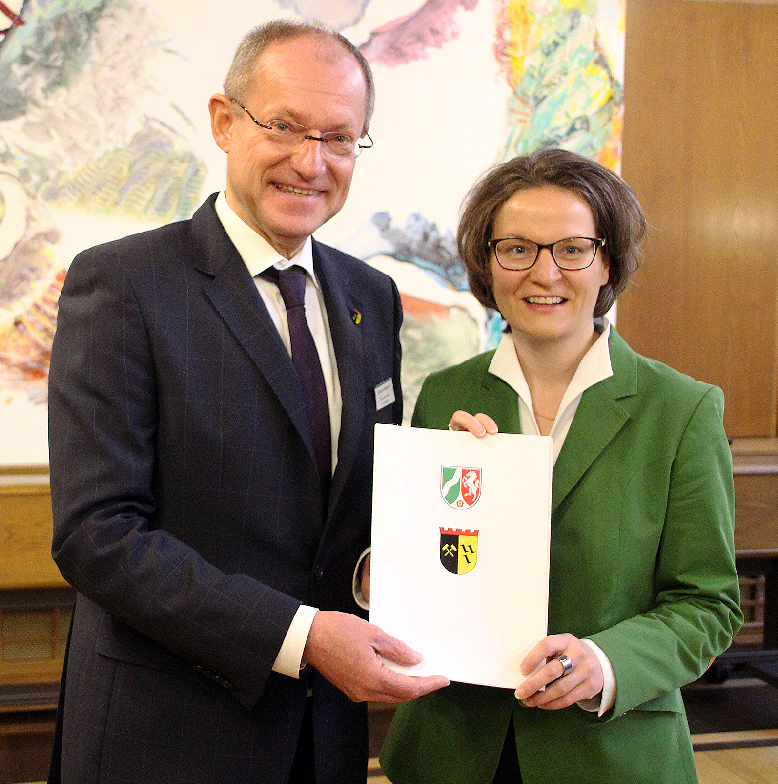 Mit 5,87 Millionen Euro erhält Gladbeck den "Löwenanteil" aus dem neuen Städtebauförderprogramm "Zukunft Stadtgrün". Das Geld ist für die Realisierung des Projektes "Sportpark Mottbruch" bestimmt. Den entsprechenden Förderbescheid nahm Bürgermeister Ulrich Roland jetzt aus den Händen von Ina Schnarrenbach (Ministerin für Heimat, Kommunales, Bauen und Gleichstellung des Landes Nordrhein-Westfalen) in Empfang.