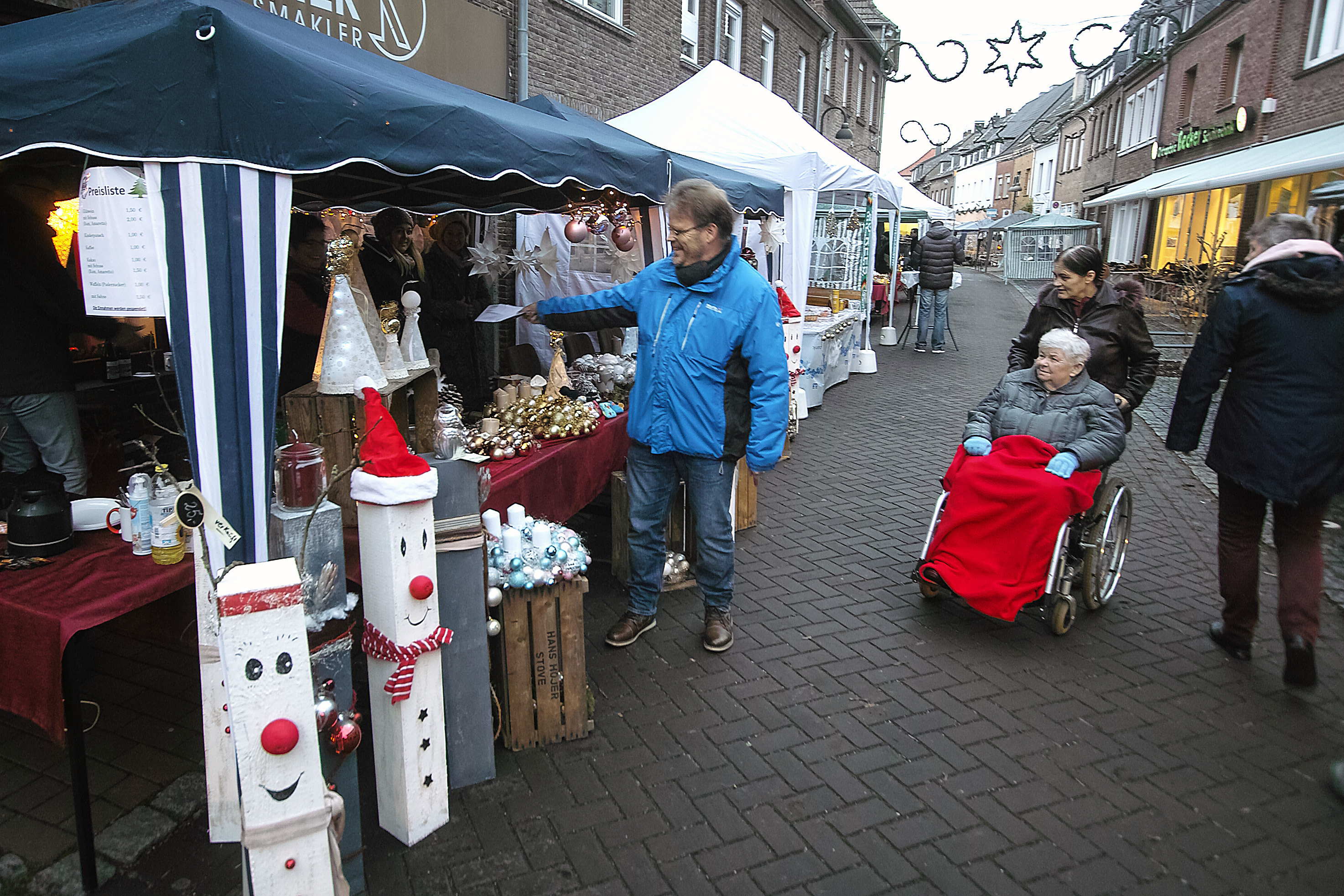 Beim Weihnachtsmarkt an der Fallstraße wird auch viel Handwerkliches gezeigt. Foto: Beyer