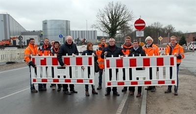 Landrat Cay Süberkrüb, Harald Nübel (Vorsitzender des Kreis-Verkehrsausschusses), Andrea Baudek (Baudezernentin Stadt Marl), Regina Thümmler (Bauleiterin, Kreis Recklinghausen), sowie Vertreter der beteiligten Unternehmen haben am 8. Dezember die Brassertstraße (K6) wieder für den Verkehr freigegeben.