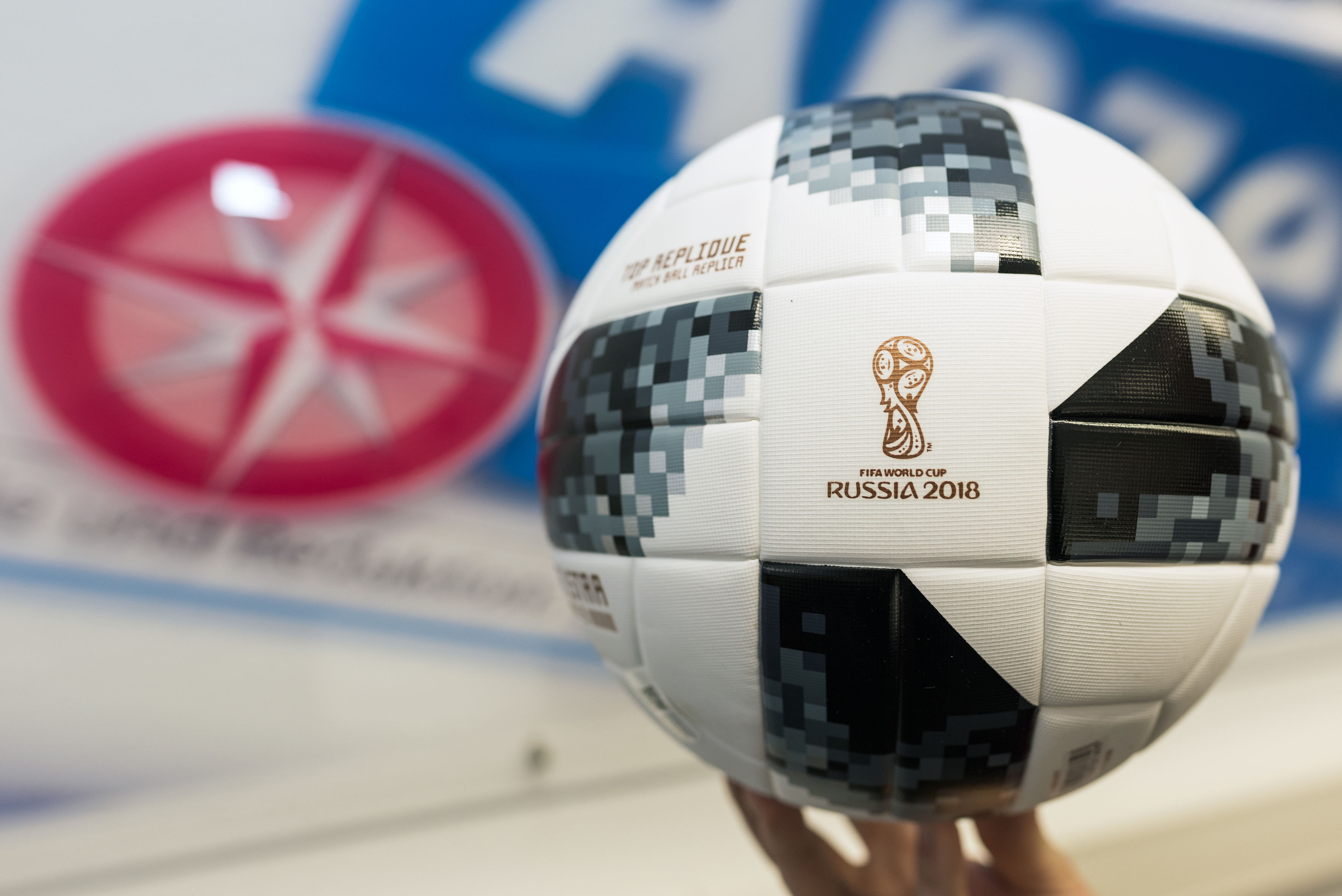 Heute, am 9. Dezember, verlosen wir zusammen mit dem Intersport Profimarkt im Ladenzentrum Sass am Markt, Solinger Str. 5-11, einen WM-Ball.