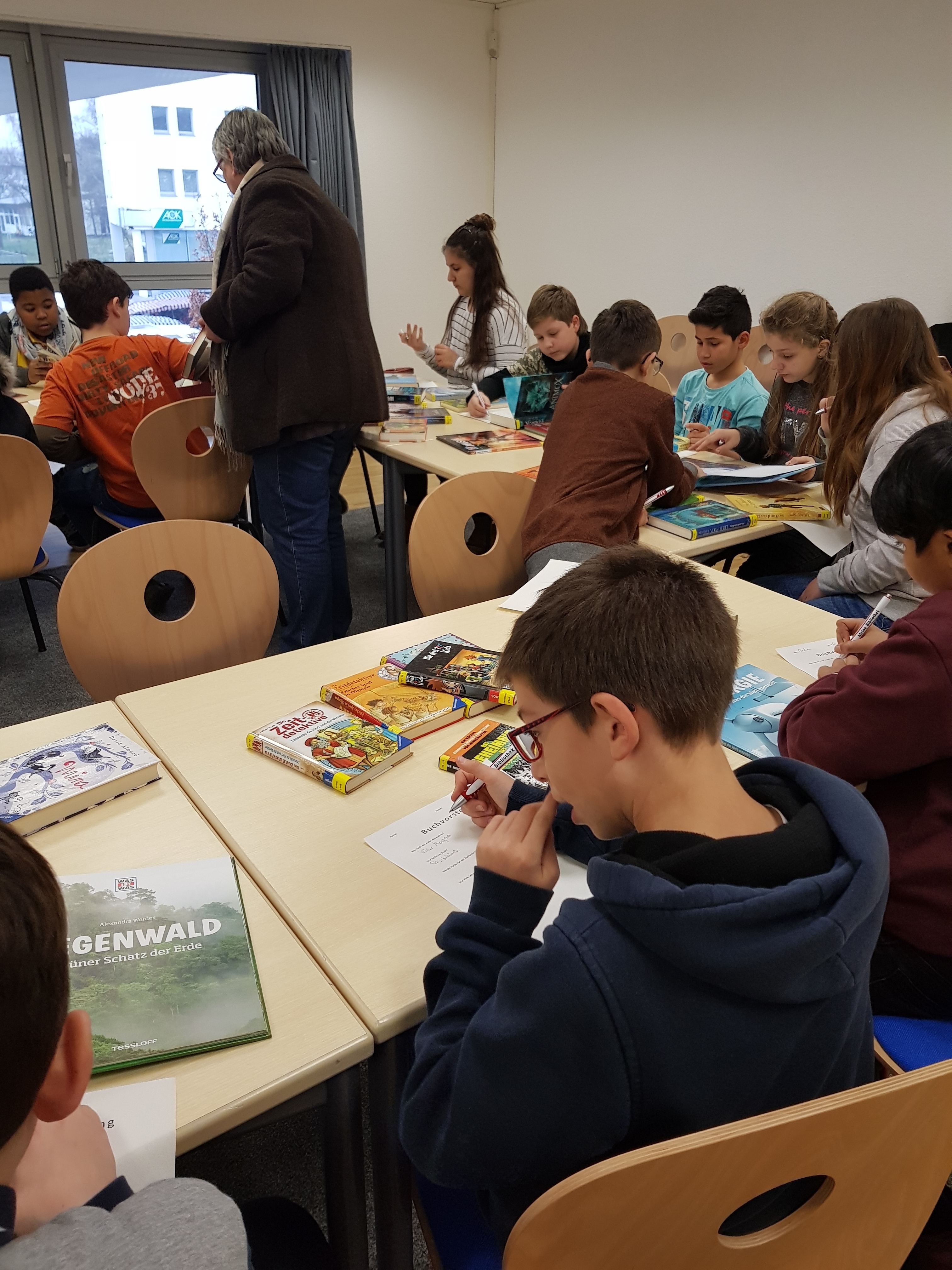 Die Schülerinnen und Schüler konnten dann die Bücherei erkunden und auch einen Ausweis beantragen. Foto: Jürgens