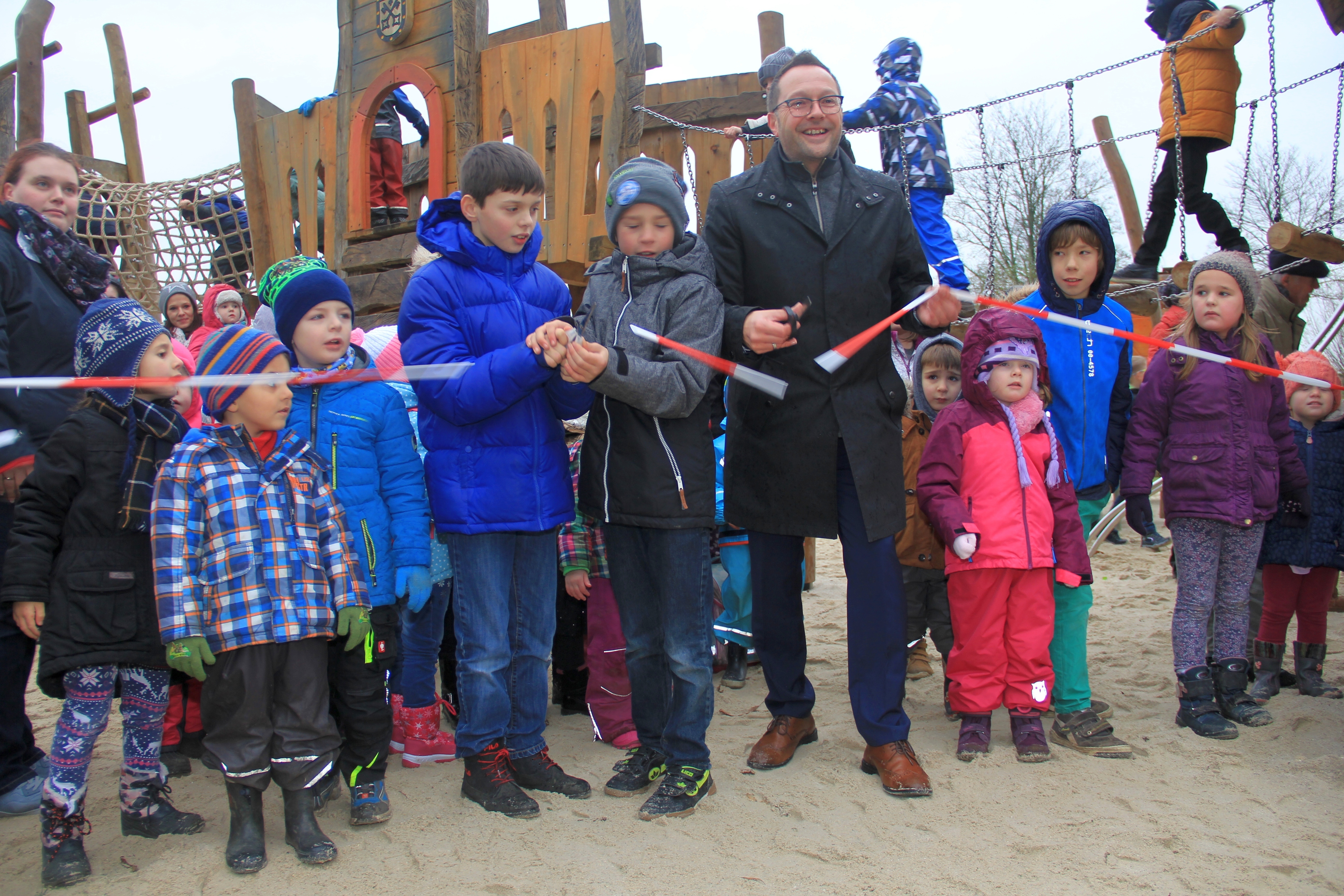Thomas Görz, Bürgermeister Xanten, eröffnete mit den Kindern des AWO-Kindergartens den ersten fertigen Bauabschnitt und den neuen Kinderspielplatz.