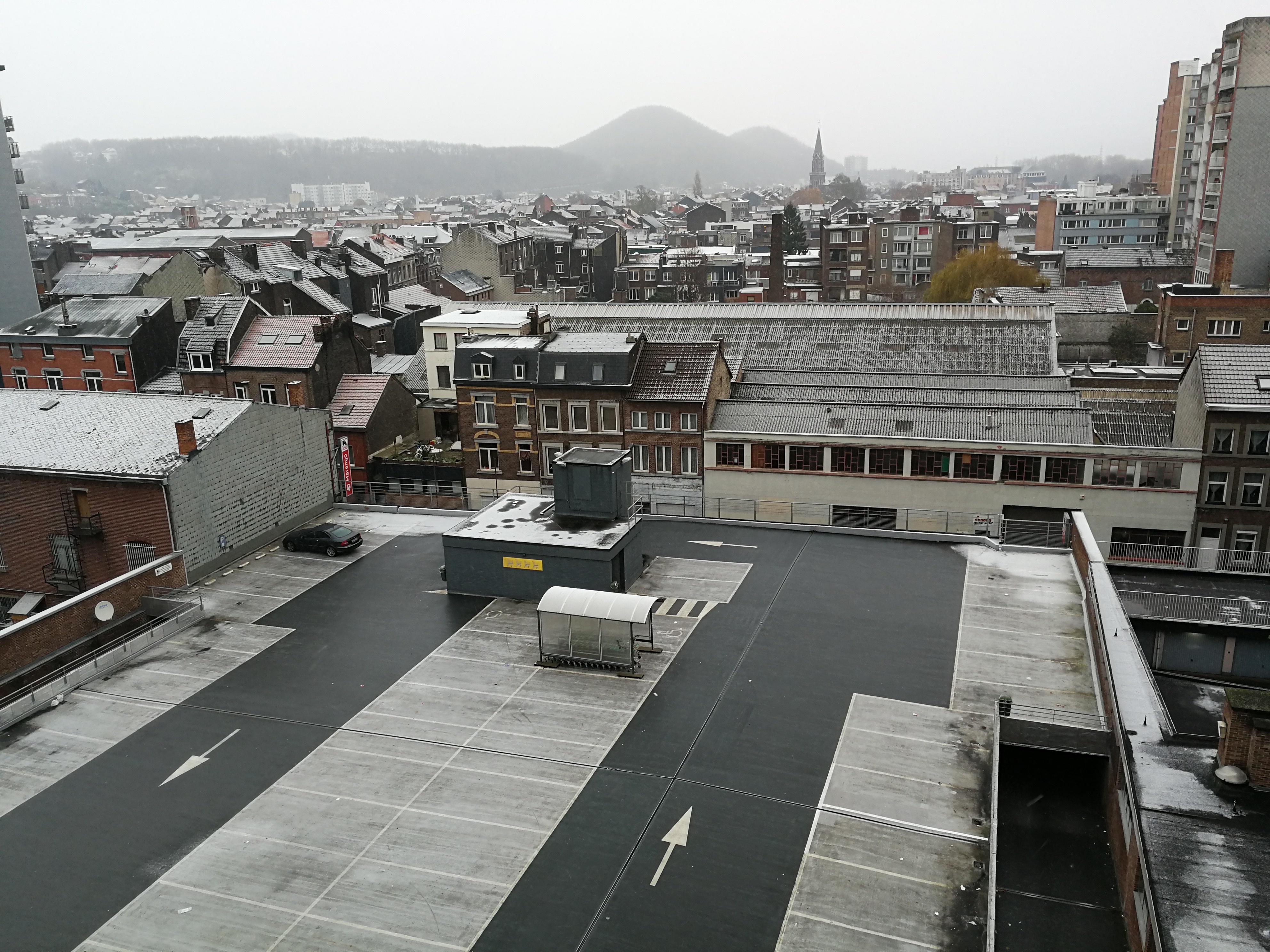 Auch in Lüttich gab es Schnee: Blick vom Hotelzimmer auf Parkdeck und Stadtgebiet.