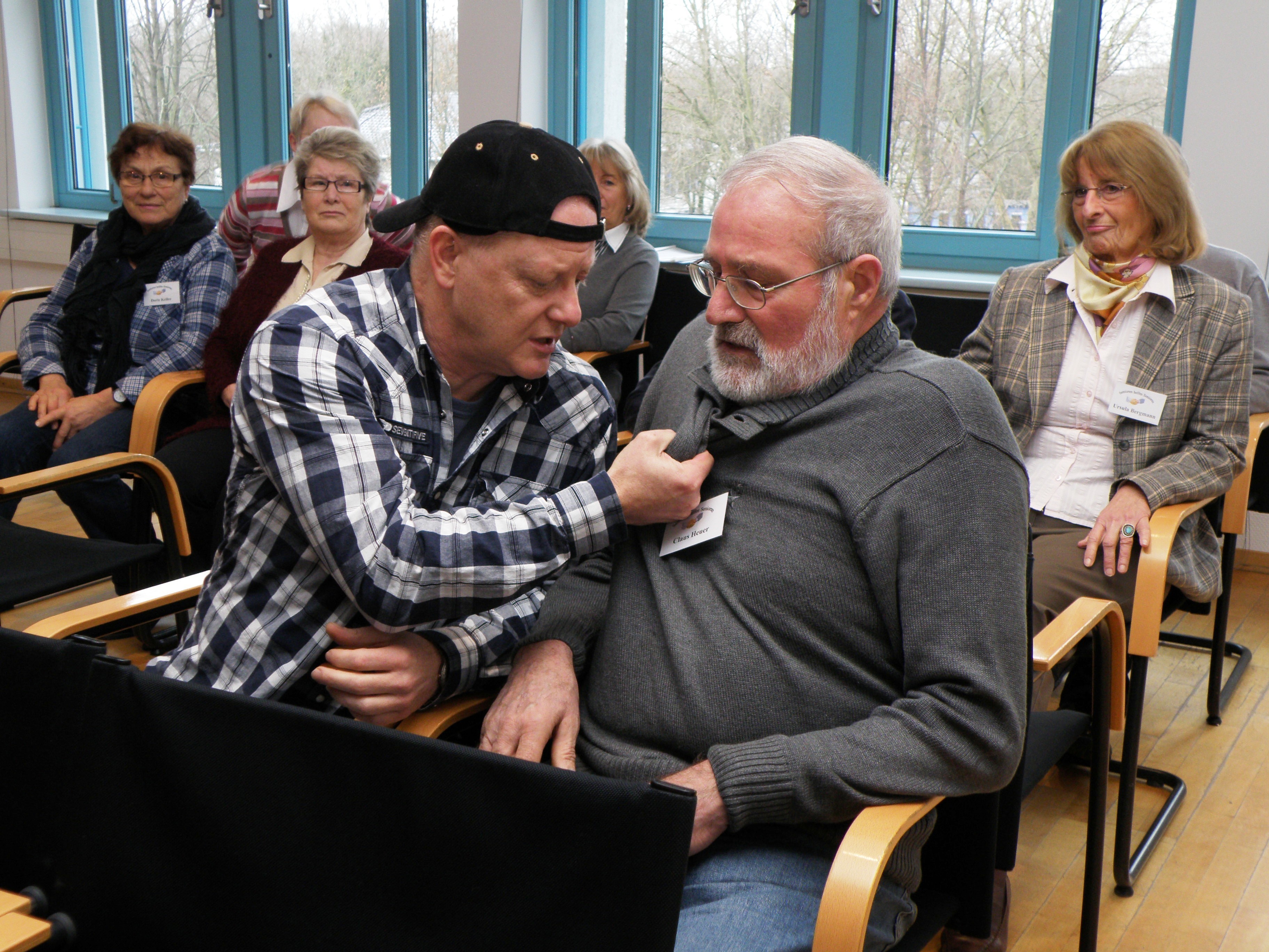 Wie Personen im Notfall geholfen werden kann, steht unter anderem auch im Stundenplan. In Rollenspielen werden die zukünftigen Beraterinnen und Berater auf ihre Aufgaben vorbereitet. Unser Foto zeigt eine Szene aus dem ShS-Schulungsprogramm zum Thema Zivilcourage: Übergriff im Bus - Kriminalhauptkommissar Volker Timmerhoff (mit Mütze) bedroht einen Fahrgast im „Omnibus“.