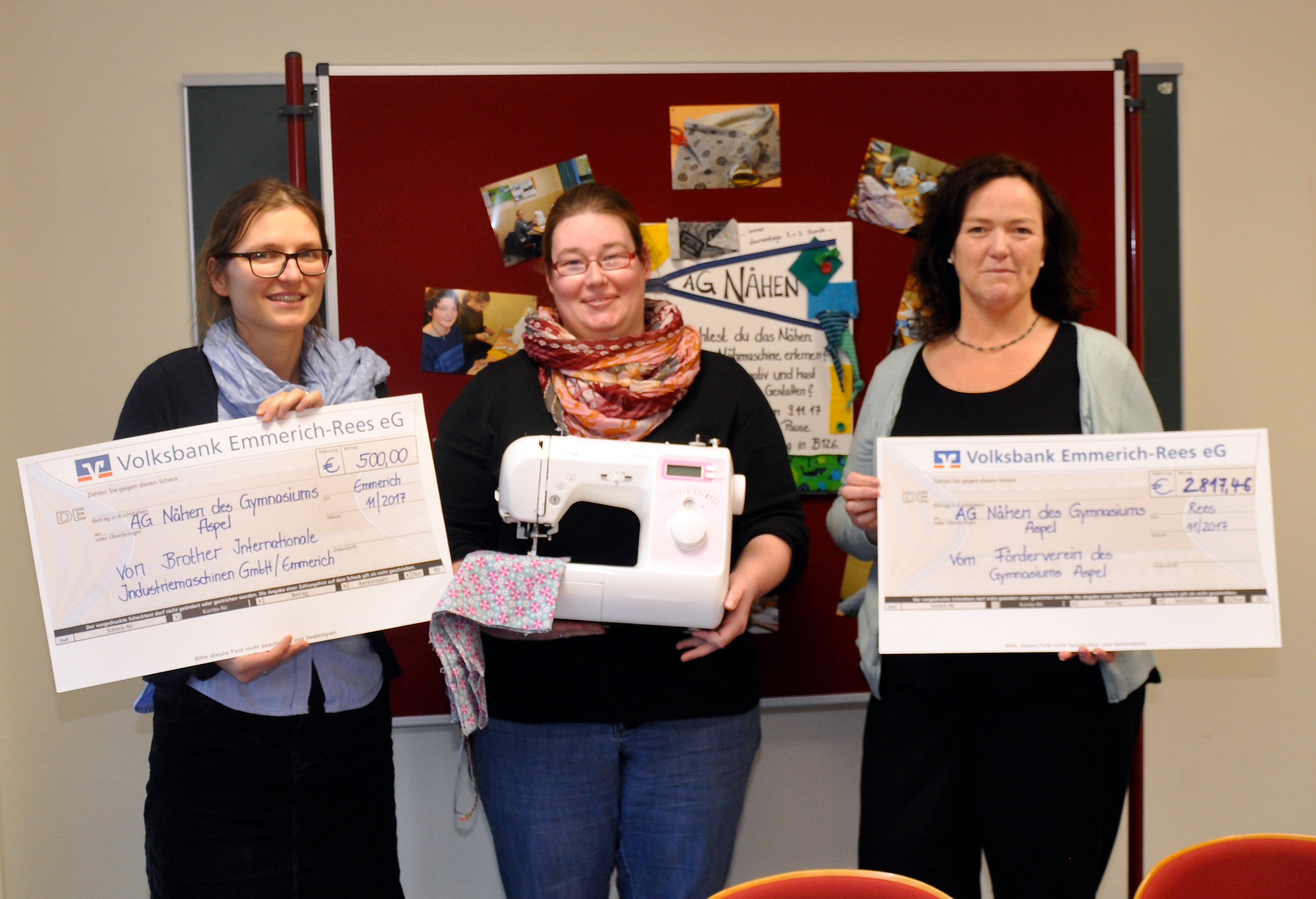 Die Lehrerinnen Sarina Bernd und Melanie Terhost danken Beisitzerin Heike Groeneweg für die Spende vom Förderverein. (von links)
(Foto: Dirk Kleinwegen)