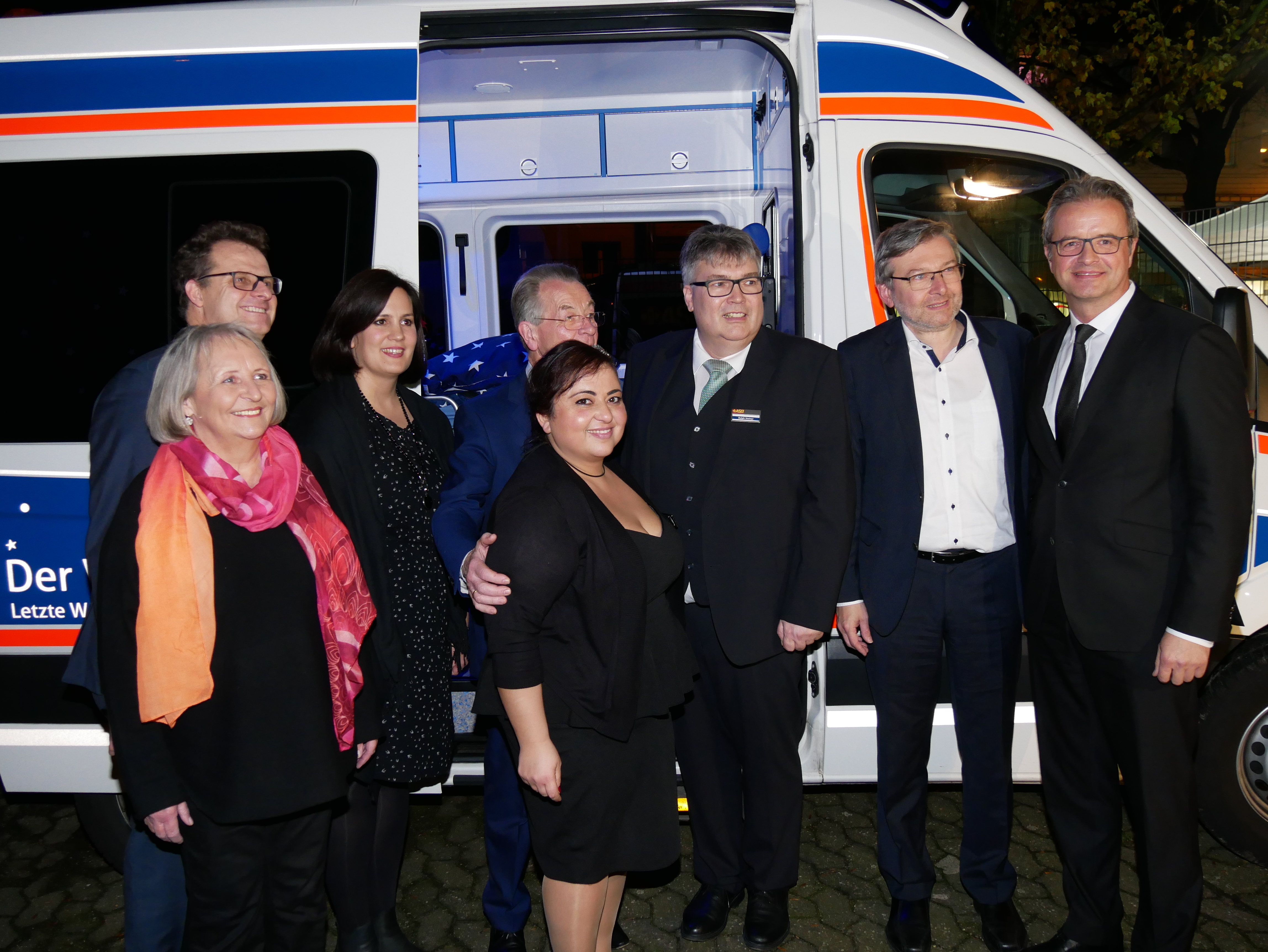 Vor dem Wünschewagen: Renate Sallet (Landesvorstand ASB NRW e.V.), Dr. Stefan Sandbrink (Landesgeschäftsführer ASB NRW e.V.), Geschäftsführerin Annika Schulze Aquack, Schirmherr Franz Müntefering, Projektleiterin Nazan Aynur, Ralph Steiner (stellv. Vorsitzender) und Dirk Heidenblut, Geschäftsführer, Ulrich Bauch (ASB-Bundesgeschäftsführer)