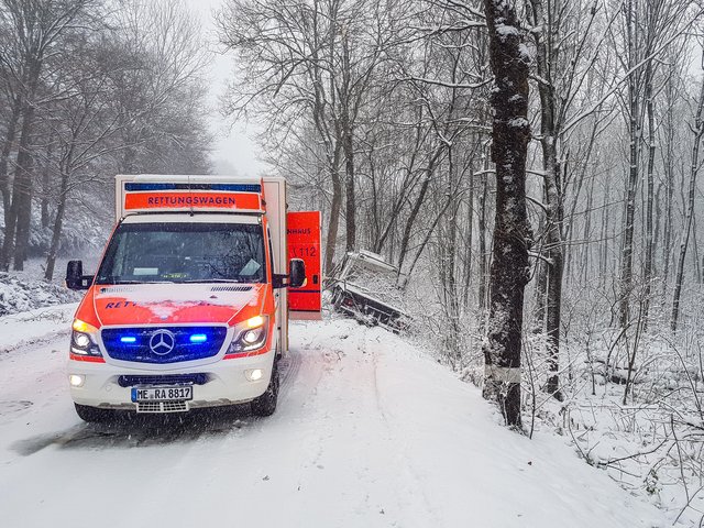 Die Rettungskräfte kämpften sich trotz winterlicher Straßenverhältnisse bis zur Unfallstelle vor, konnten dem Fahrer aber nicht mehr helfen. Foto: Feuerwehr Heiligenhaus