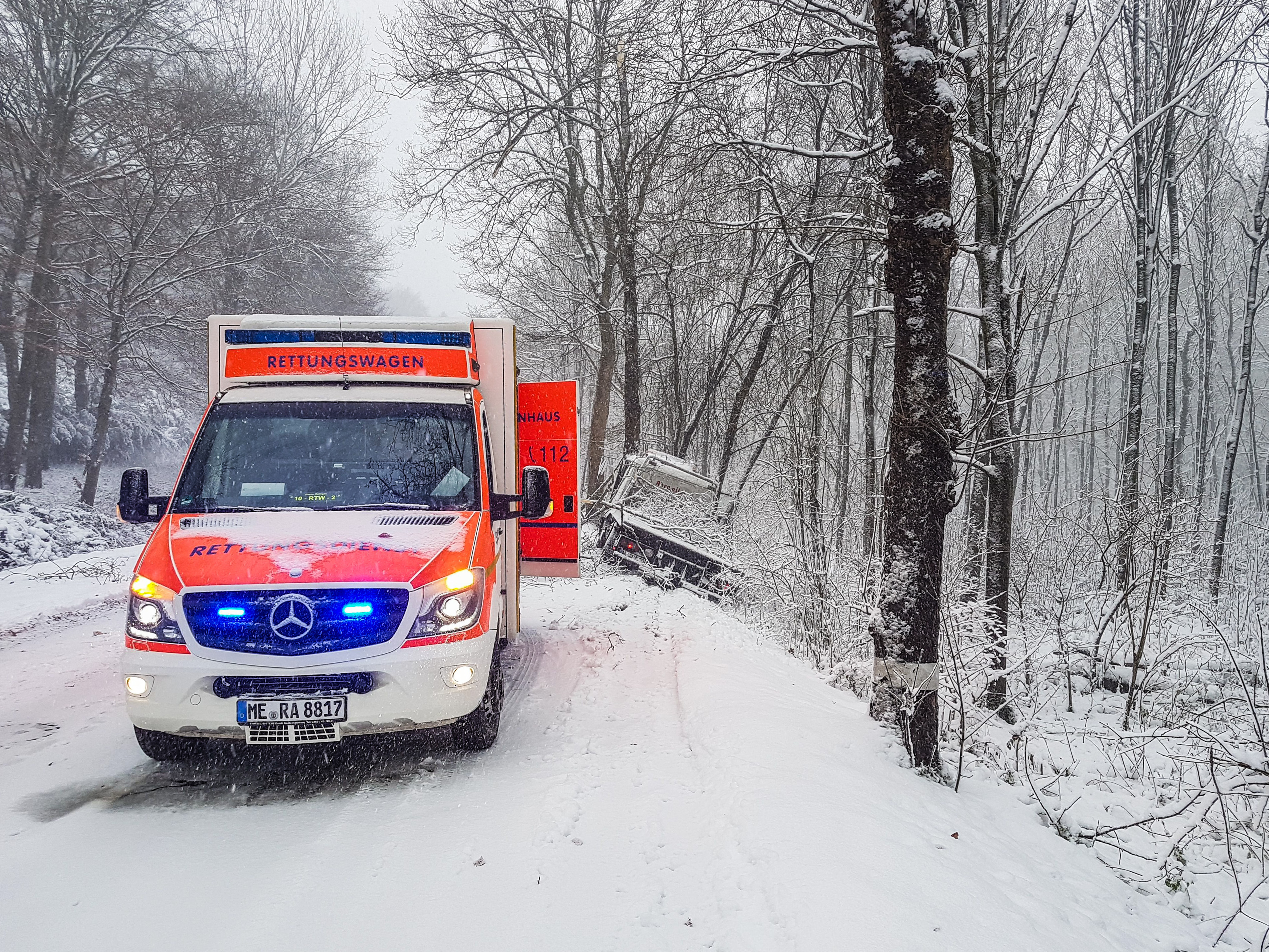 Die Rettungskräfte kämpften sich trotz winterlicher Straßenverhältnisse bis zur Unfallstelle vor, konnten dem Fahrer aber nicht mehr helfen. Foto: Feuerwehr Heiligenhaus