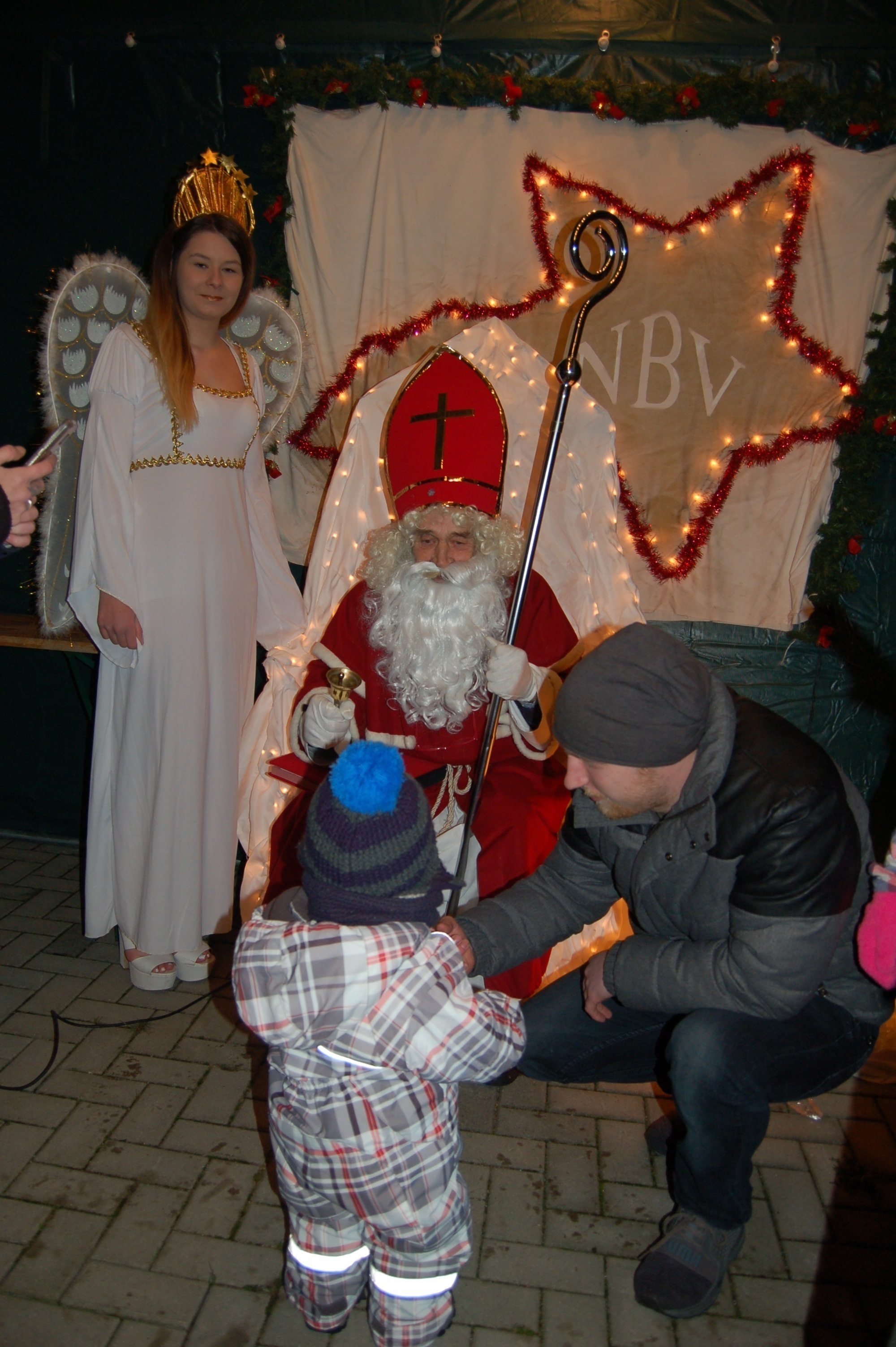 Der Nikolaus überreichte im Auftrag vom NBV etwa 80 Kindern am Samstag kleine Geschenke.