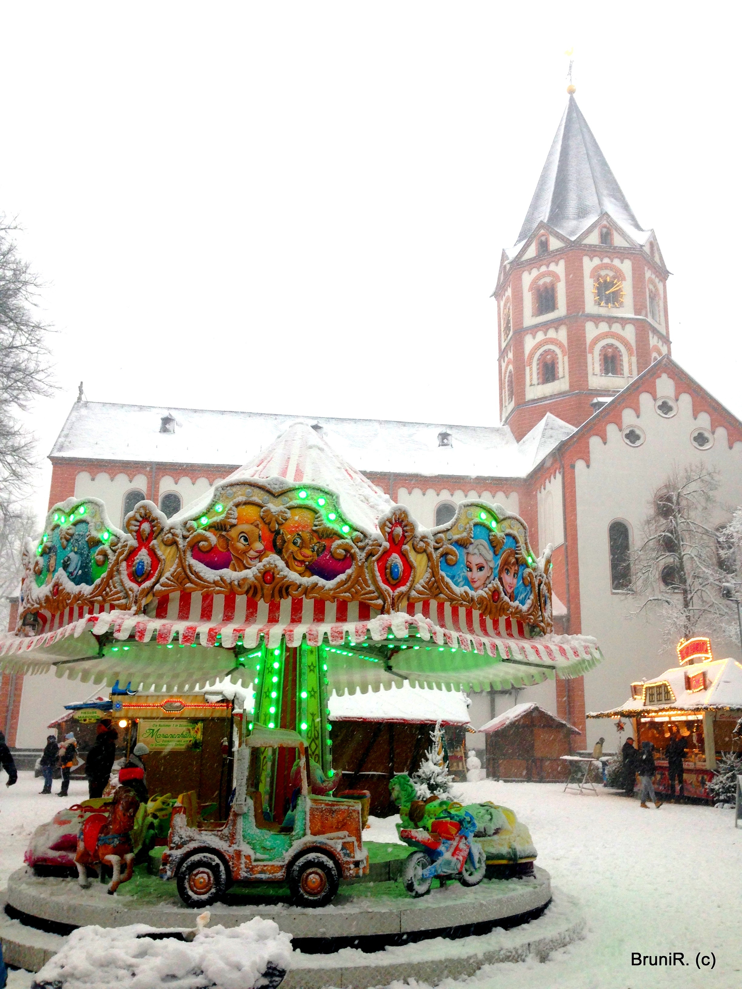 Basilika St. Margareta mit Kinderkarussell