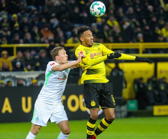Pierre-Emerick Aubameyang (r.) erzielte mit dem zwischenzeitlichen 1:1 seinen 97. Bundesliga-Treffer und löste damit Anthony Yeboah als erfolgreichsten, afrikanischen Bundesliga-Stürmer ab.