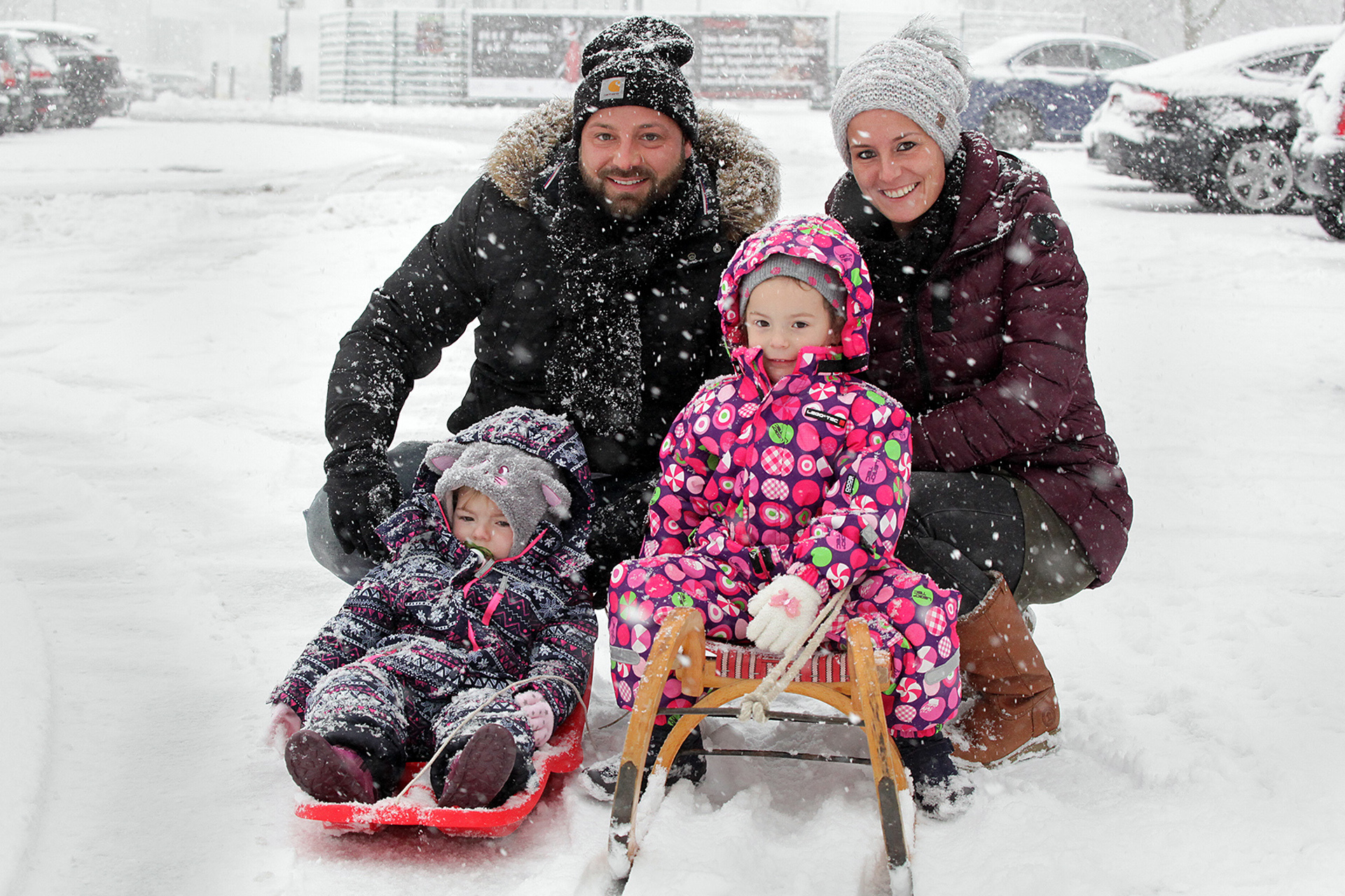 Steffi, Kevin Amy und Lia genossen den Schnee in Lünen bei einem Spaziergang mit den Schlitten.