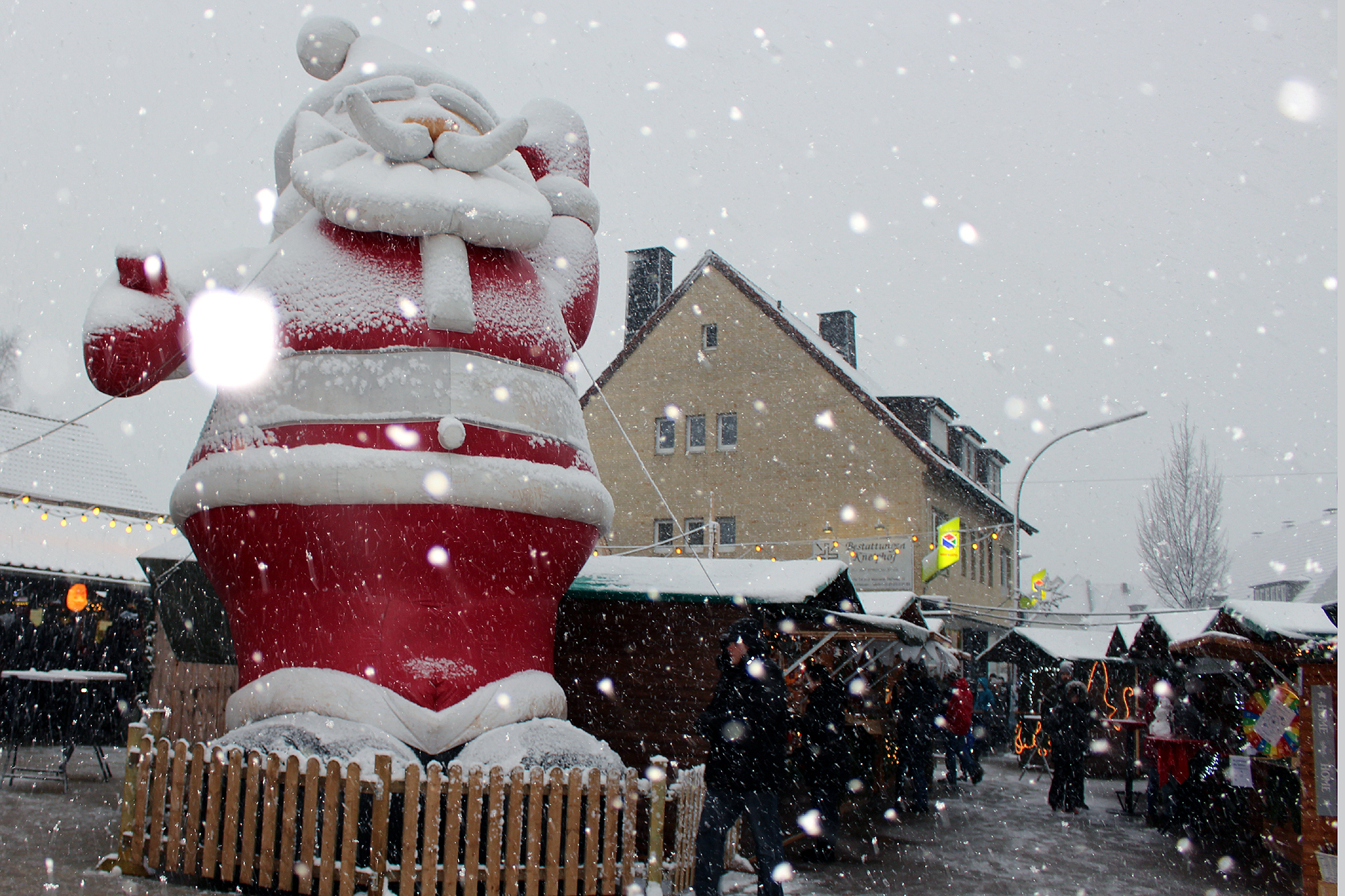 Der riesengroße Weihnachtsmann am Gemeindeplatz wurde am Sonntag sogar mit einer Schneeschicht dekoriert