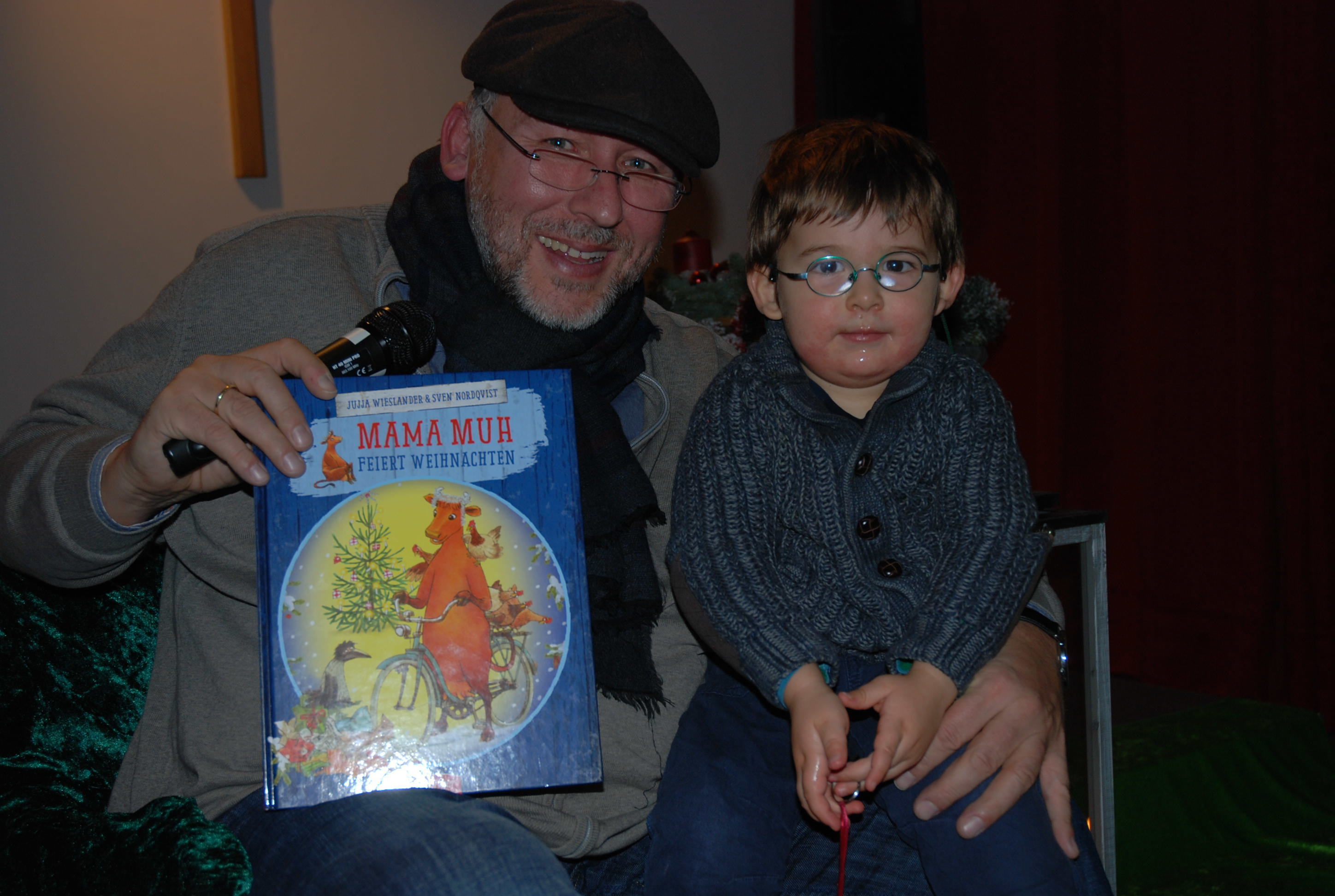 Gespannt hörte Luis (2) zu, wie Carsten Dörk über "Mama Muh" und ihr Weihnachten auf dem Bauernhof vorlas.