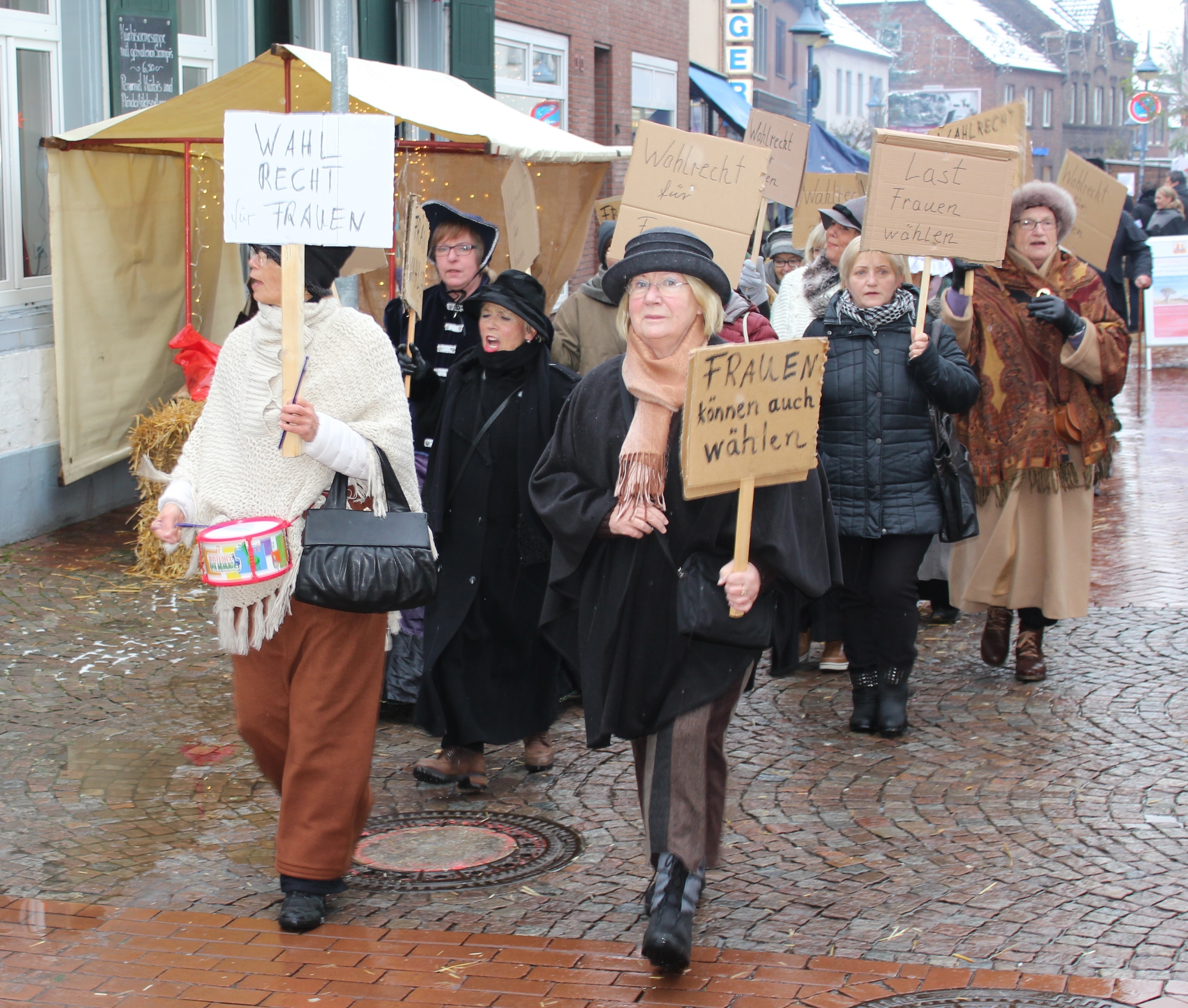 Für Mitsprache- und Wahlrecht demonstierte diese Frauengruppe auf der gesperrten Mittelstraße.