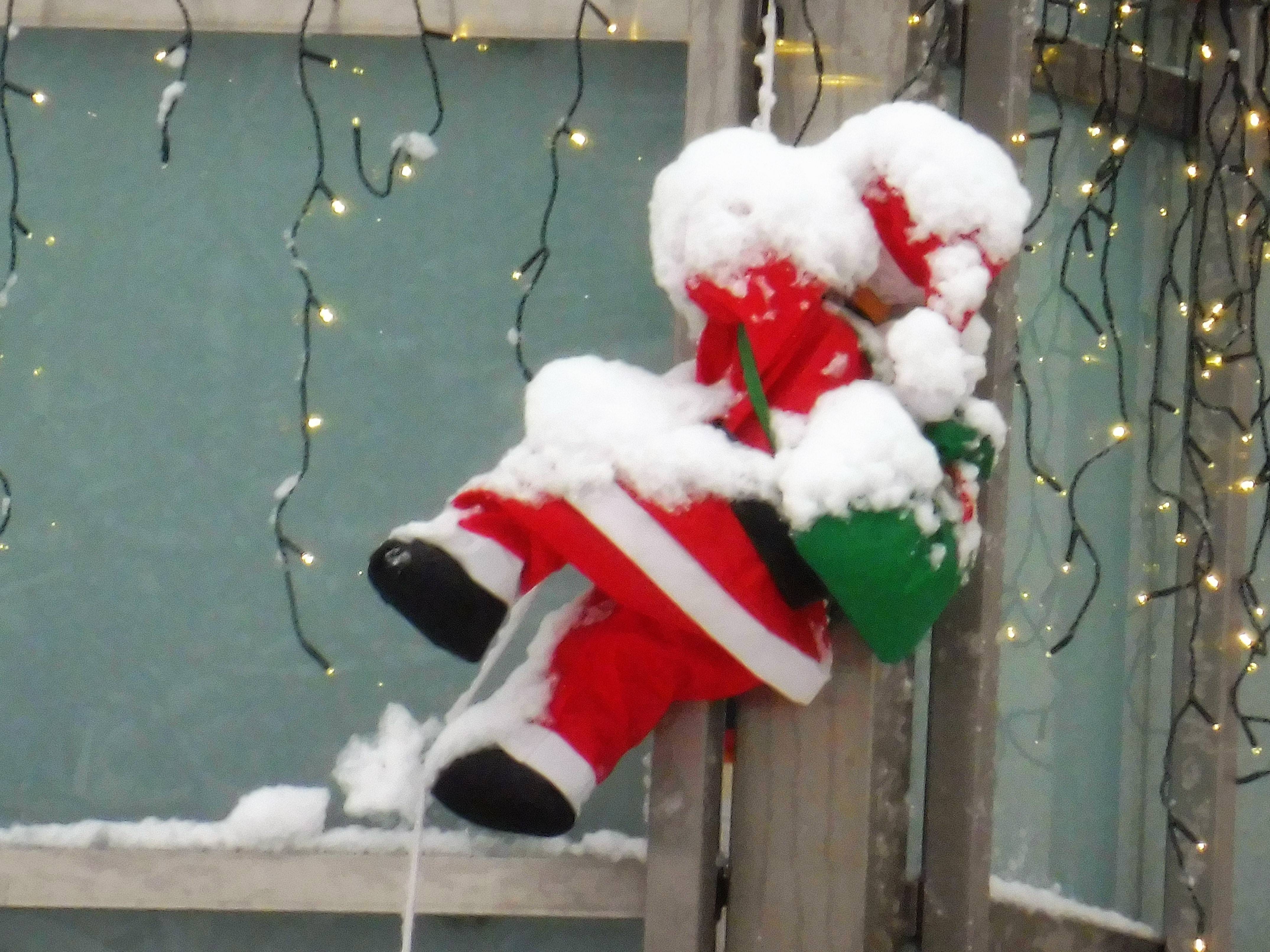 Am Nachbarbolkon hat der Weihnachtsmann Schnee auf die Mütze bekommen.