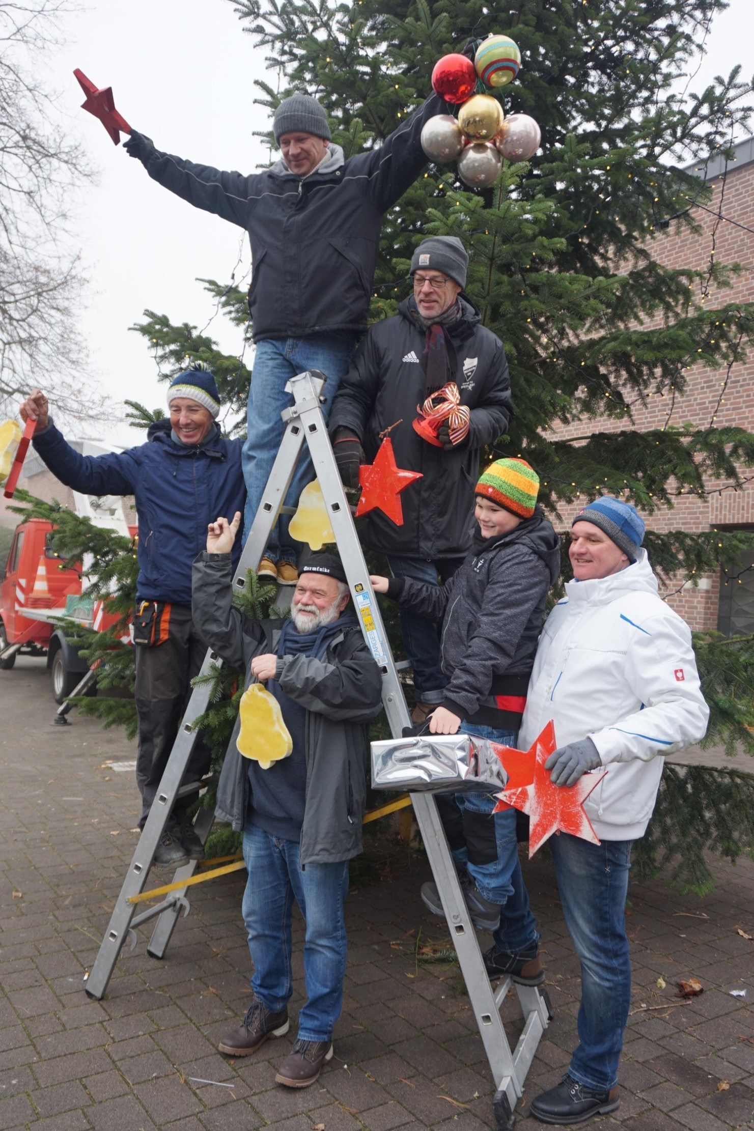 Die eingeflogenen Turmfalken von St. Martin: von links auf der Leiter
Heinrich Stoffels, Volker Laser, Uwe Gehlhaar, Maik Engelen, Thomas Engelen, in der Mitte der Leiter unten Günter Kalla.