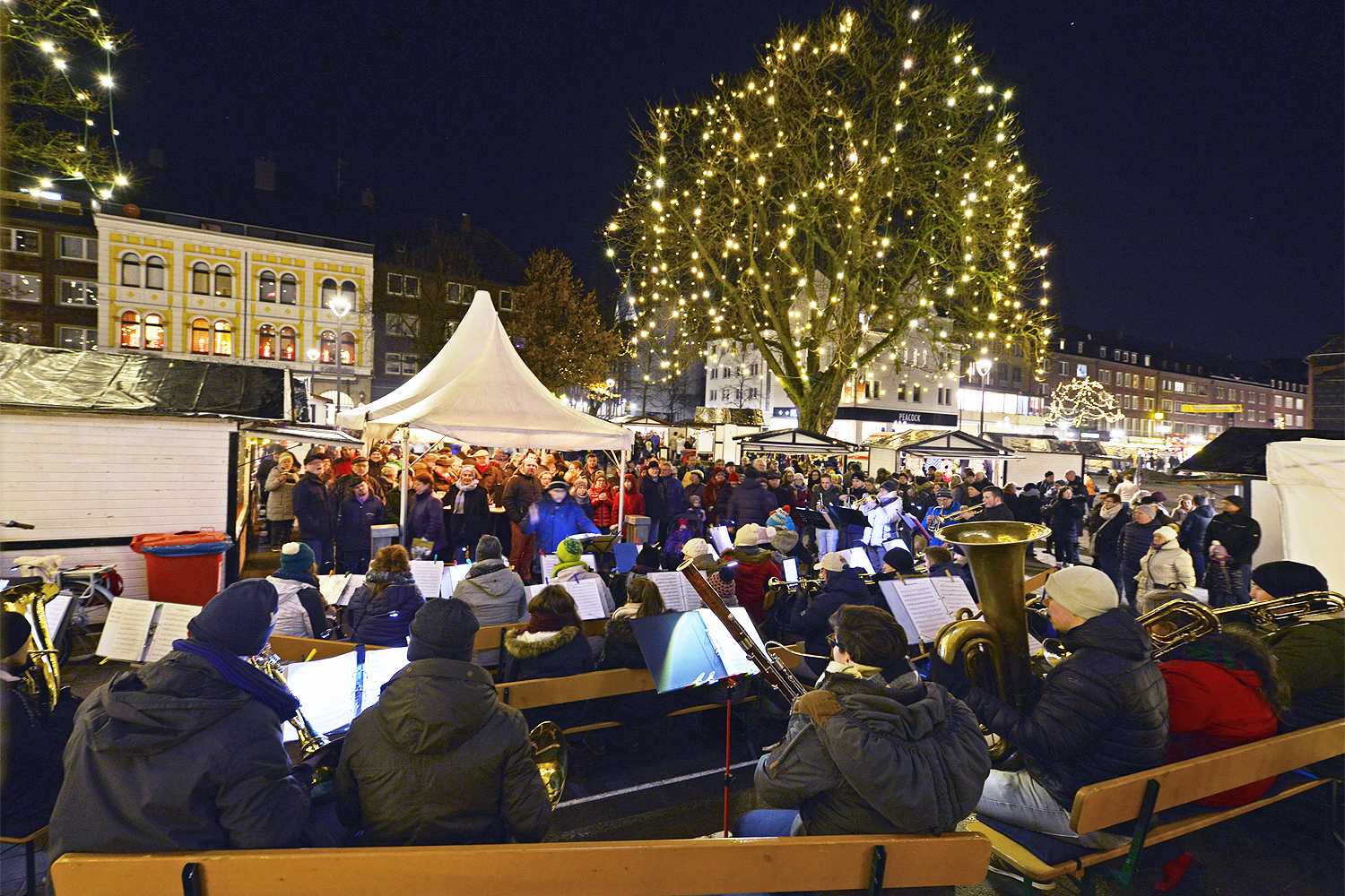 3 Tage Nikolausmarkt 2017 in Gladbeck. Zur Eröffnung am Freitag den 08.12. gegen 18.00 Uhr durch Bürgermeister Ulrich Roland blieb das Wetter glücklicherweise trocken und so konnte das große Blasorchester der Musikschule Gladbeck unter der Leitung von Rolf Hilgers ungehindert weihnachtliche Stimmungsklänge verbreiten. Foto: Kariger