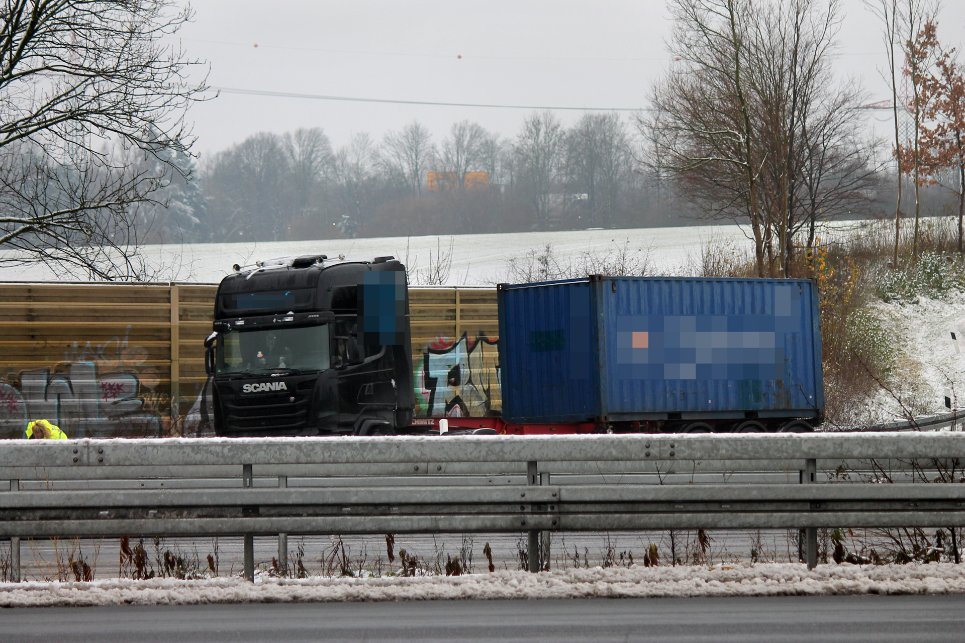 Ein Lastwagen blockierte die Zufahrt auf die Autobahn 2.