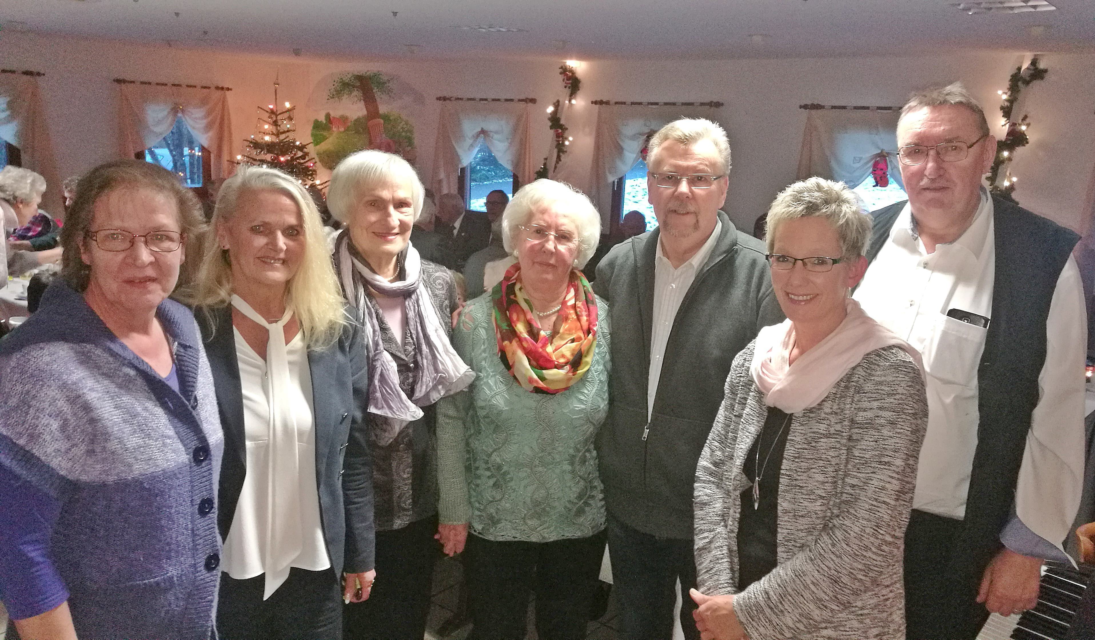Für besonders lange Mitgliedschaft im Ortsverein wurden bei diesem Anlass vom Vorstand geehrt: (v.l.) Petra Faulseit (10J.), Ingrid Kroll (AWO-OV), Marga Ungermann (25J.), Dagmar Mehrke (25J.), Wolfgang Rickert (OV-Vorsitzender), Christine Böttcher (25J.) und Theo Thoben (OV-Vorsitzender).