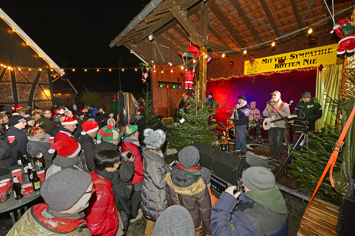 Christmas-Rock 2017 am Kotten Nie als Jahresabschluss der Kotten-Events in Gladbeck. Als vollen Erfolg konnte das überwiegend ehrenamtlich und ständig "wuselnde" Kotten-Team die Veranstaltung verbuchen, wobei der stimmungsvoll geschmückte Hof nicht nur durch ausverkaufte Karten, sondern auch durch tolle Besucher wieder einmal glänzte. Fotos: Kariger