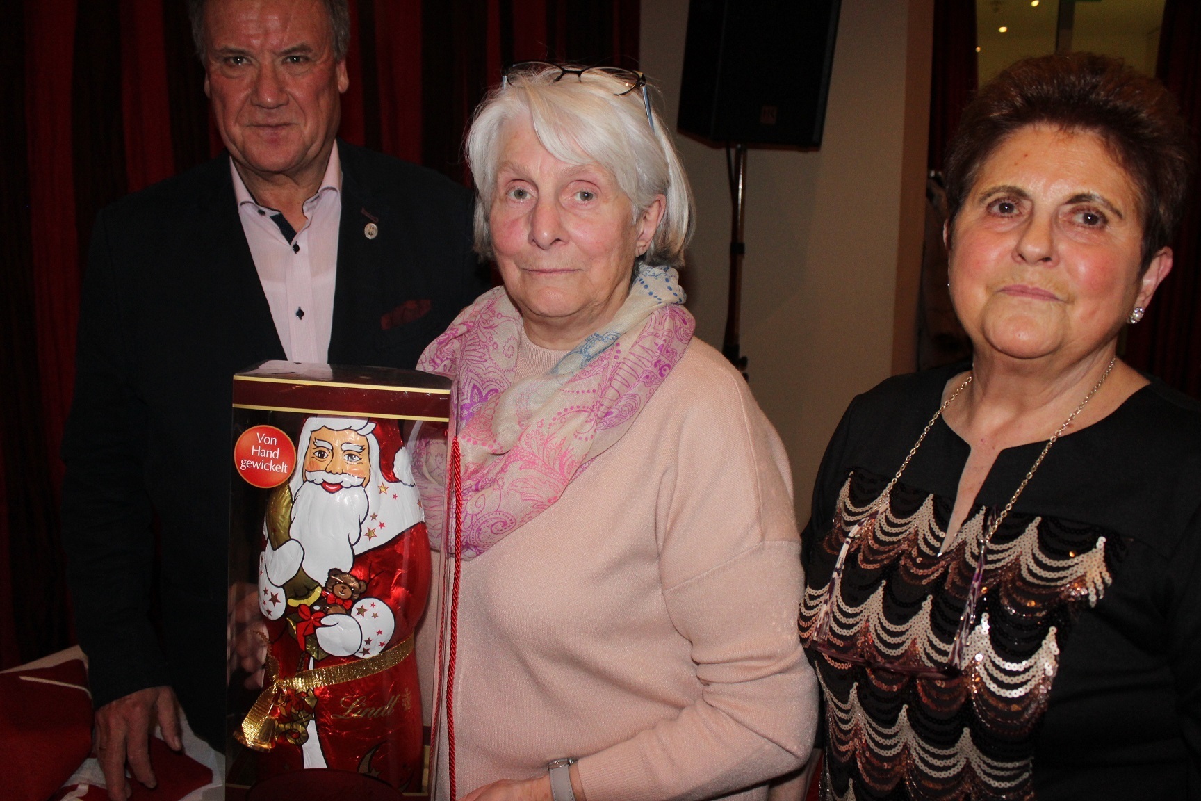 Christa Gurk gewann einen 50 cm großen Schoko-Nikolaus. Foto: privat