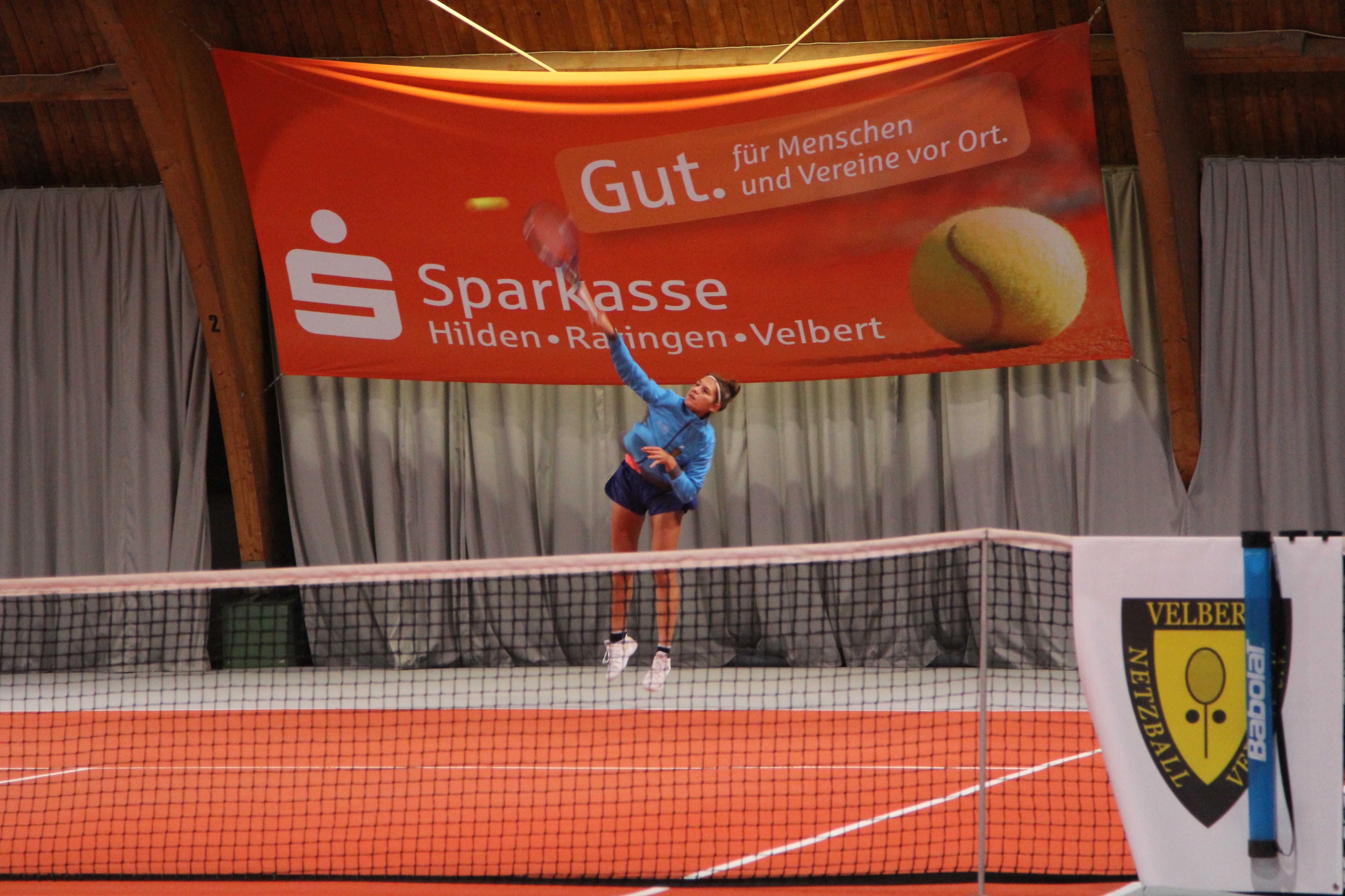 Die erst 16-jährige Isabel Heupgen schlägt seit dieser Winter-Saison für den Netzballverein auf.