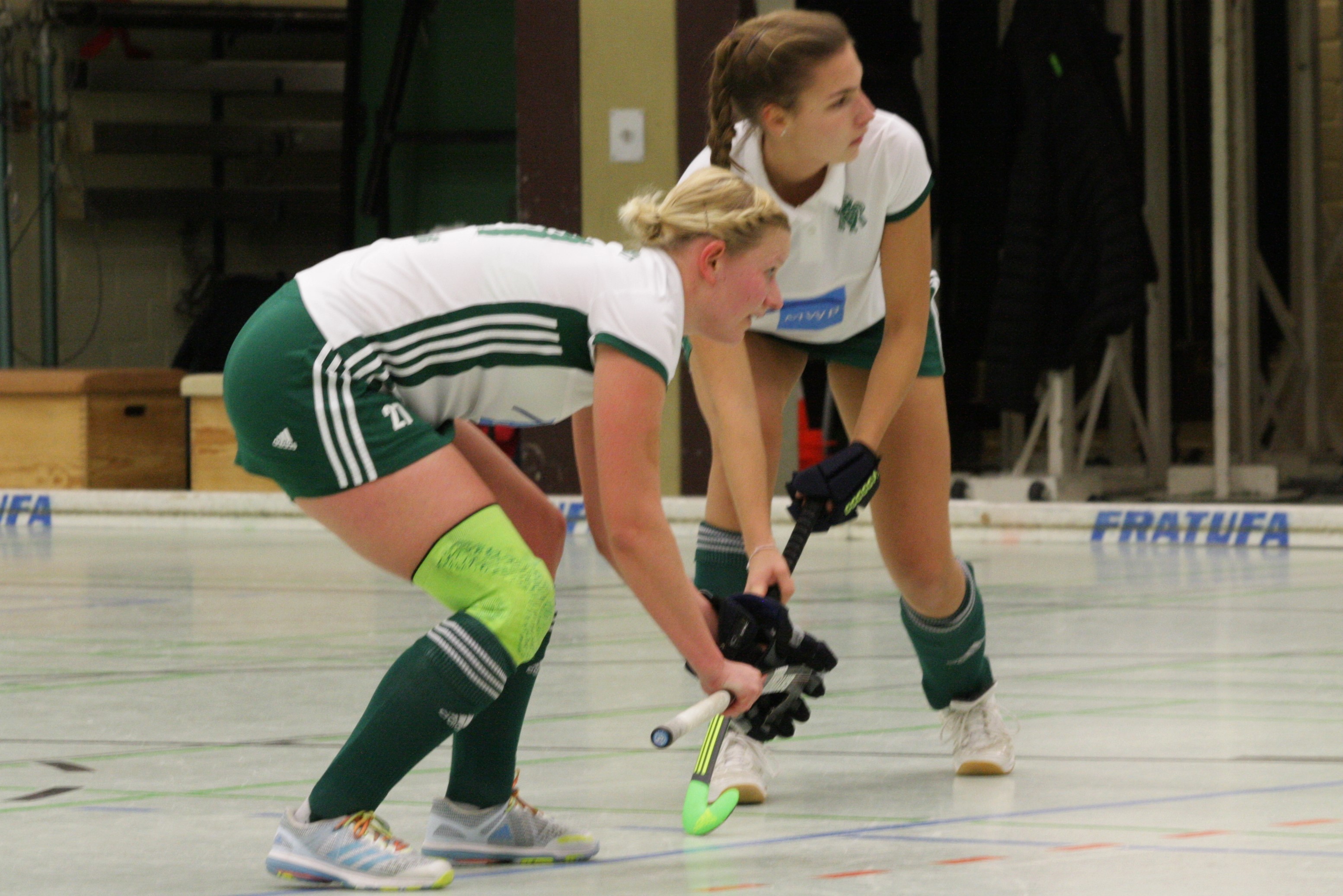 Pia Zöller (li.) und Katharina Kiefer erwarten eine kurze Ecke.