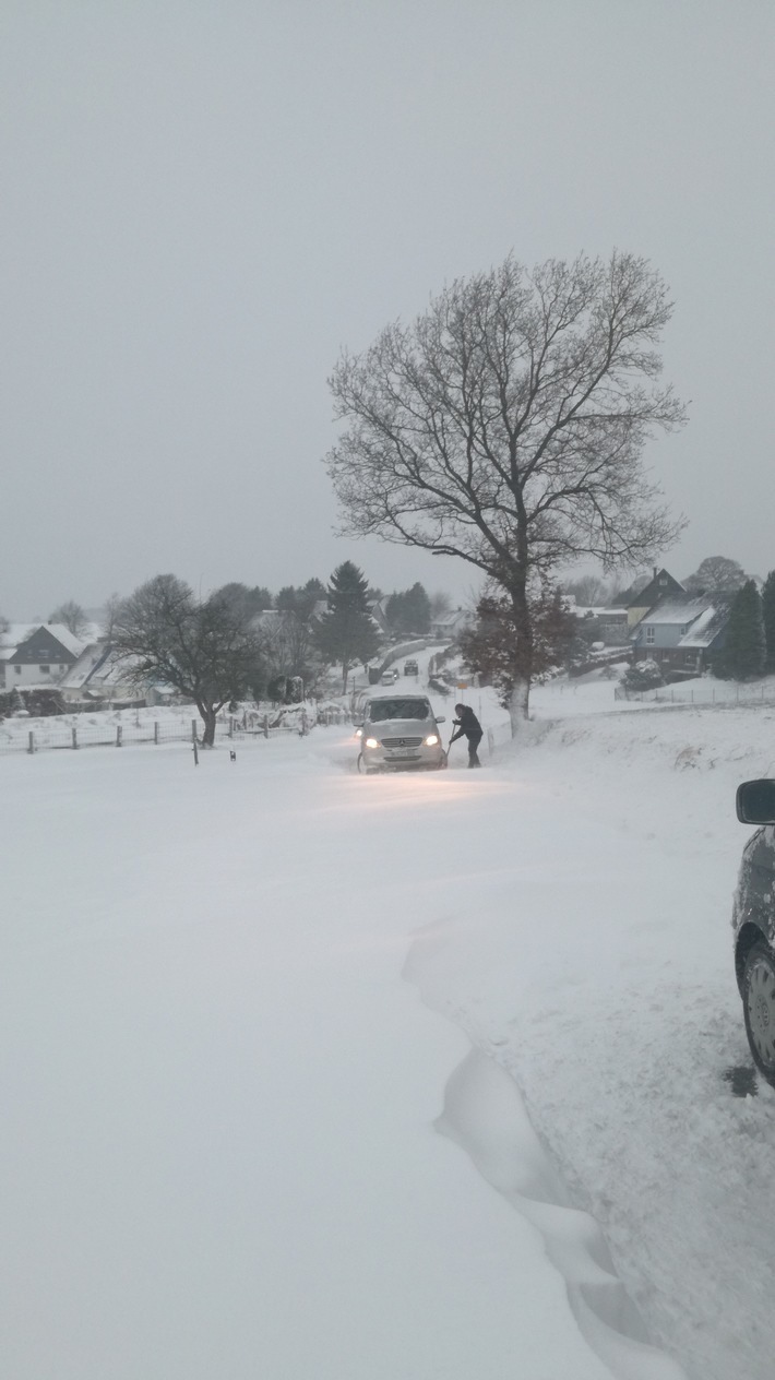 Die Straße war durch den heftigen Schneefall nicht mehr passierbar.